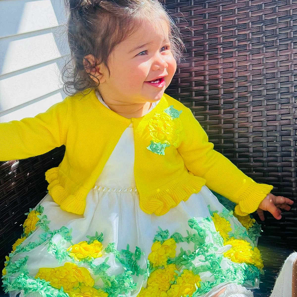 Aryana a rejoint le concours — aidez-le/la à gagner de superbes lots ! birthdaycake, cake, child, clothing, coat, cream, dessert, dress, face, female, food, girl, happy, head, icing, jacket, person, photography, portrait, sitting