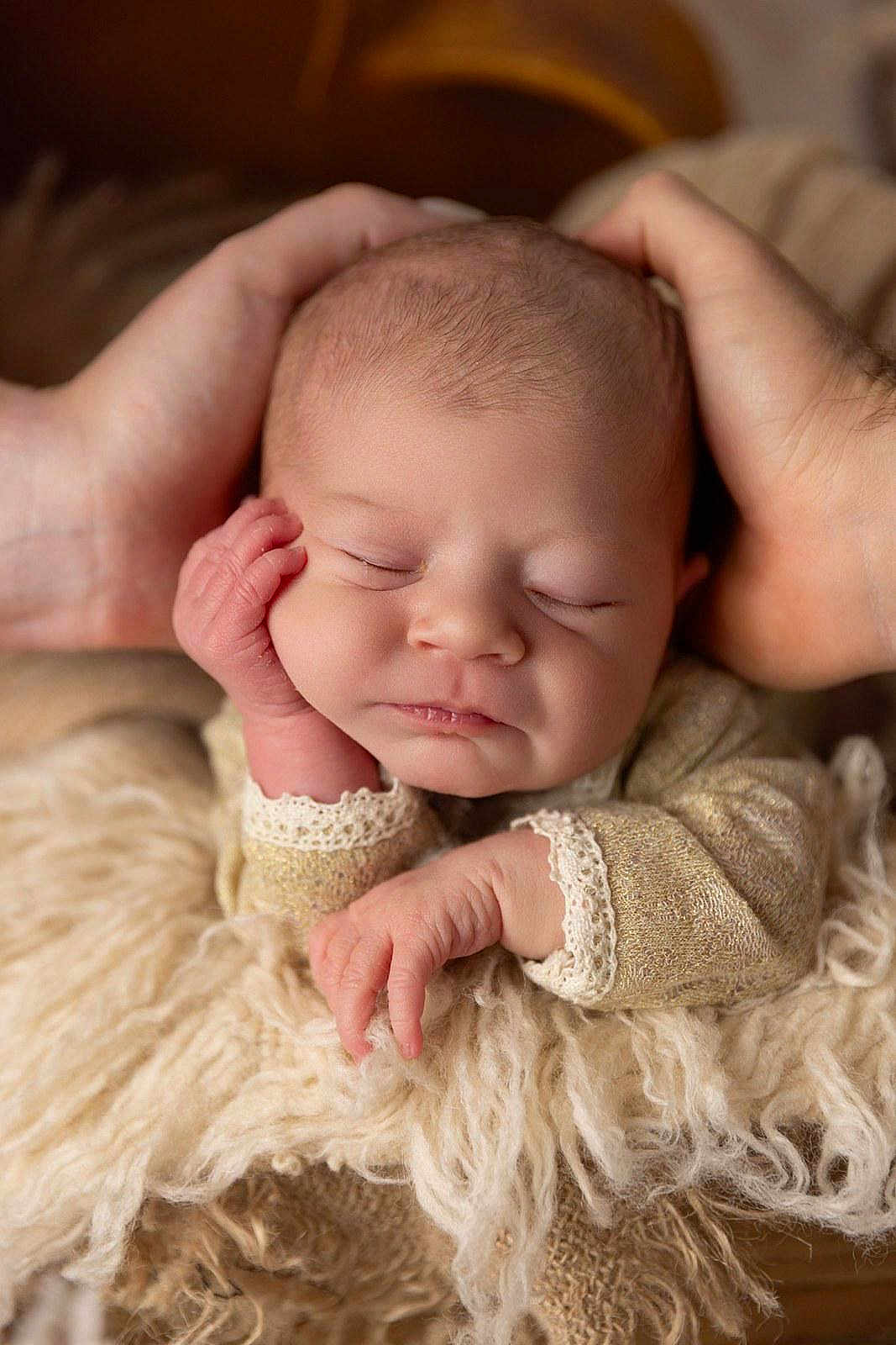 Lily participe au concours pour gagner de l'argent avec cette photo : newborn, baby, sleeping, hands, soft_blanket, fluffy, closeup, peaceful, infant, portrait, tiny_hands, gentle, warm_colors, cozy, cute, resting, delicate, human, child, toddler