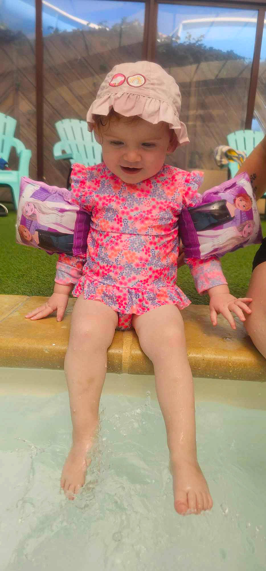 Giulia a rejoint le concours — aidez-le/la à gagner de superbes lots ! baby_toddler_clothing, child, facial_expression, finger, fun, hand, happy, hat, headwear, leg, leisure, people, person, photograph, pink, skin, sleeve, smile, summer, thigh