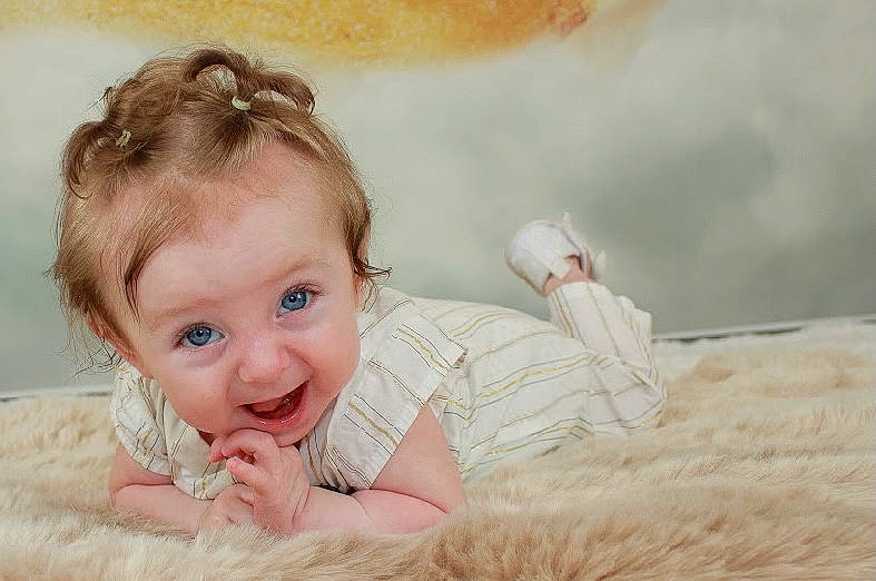 Lou participe au concours pour gagner de l'argent avec cette photo : arm, baby, child, comfort, ear, eye, face, flash_photography, gesture, grass, hand, happy, iris, lip, mammal, nose, people_in_nature, person, skin, smile