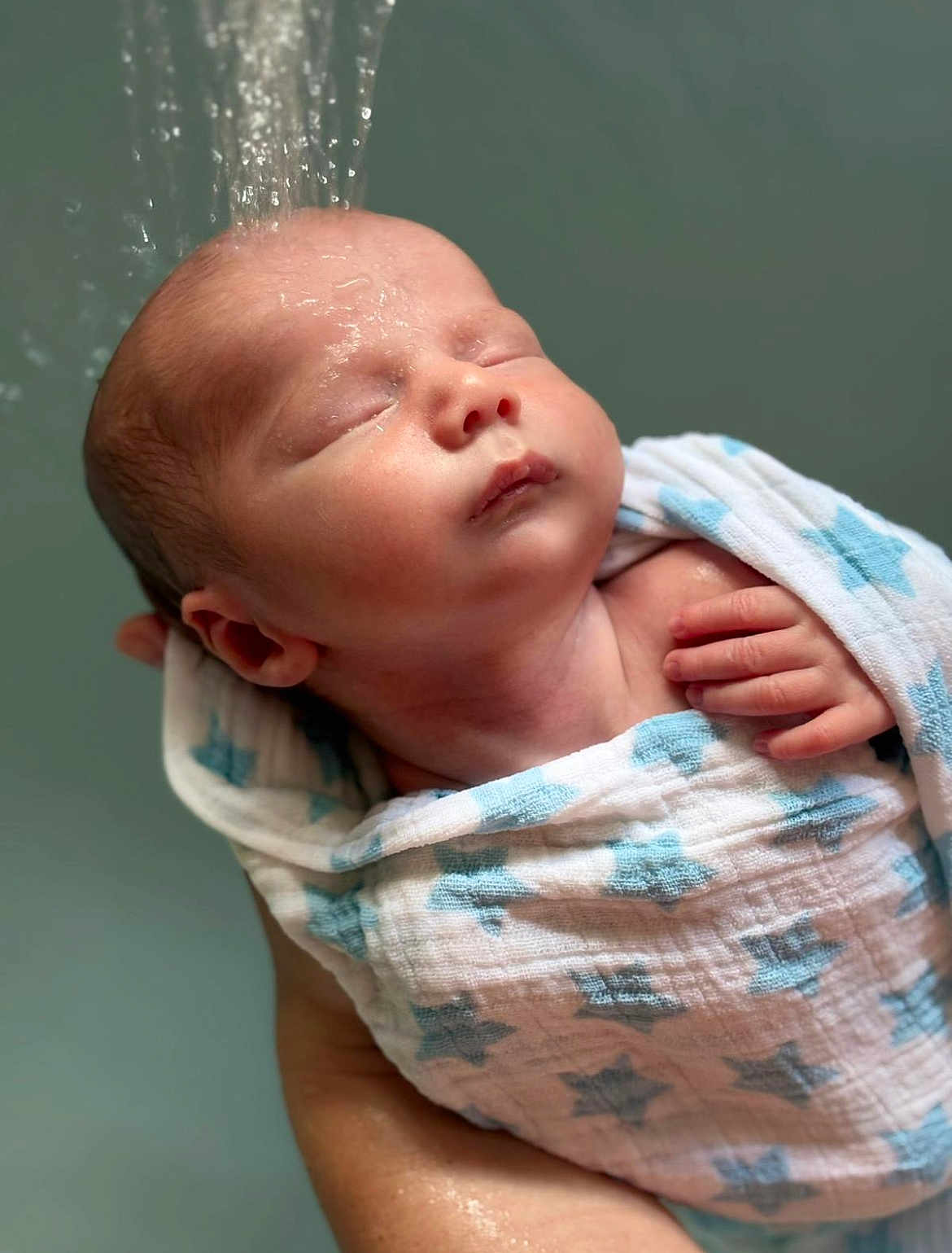 Noë a rejoint le concours — aidez-le/la à gagner de superbes lots ! newborn, baby, infant, blanket, stars_pattern, water_droplets, face, closed_eyes, sleeping, hand, skin, soft_texture, wrapped, peaceful, portrait, closeup, indoor, tenderness, care, gentle