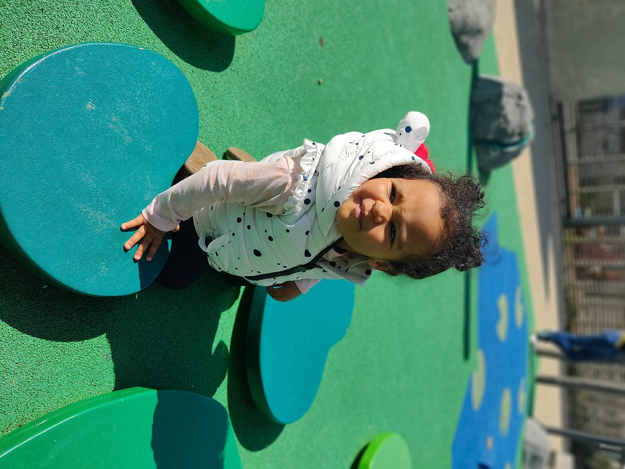 Kelhya a rejoint le concours — aidez-le/la à gagner de superbes lots ! adventure, baseball_cap, cap, child, circle, cool, fashion_accessory, fun, grass, green, happy, hat, leisure, organism, person, plant, play, recreation, smile, sun_hat