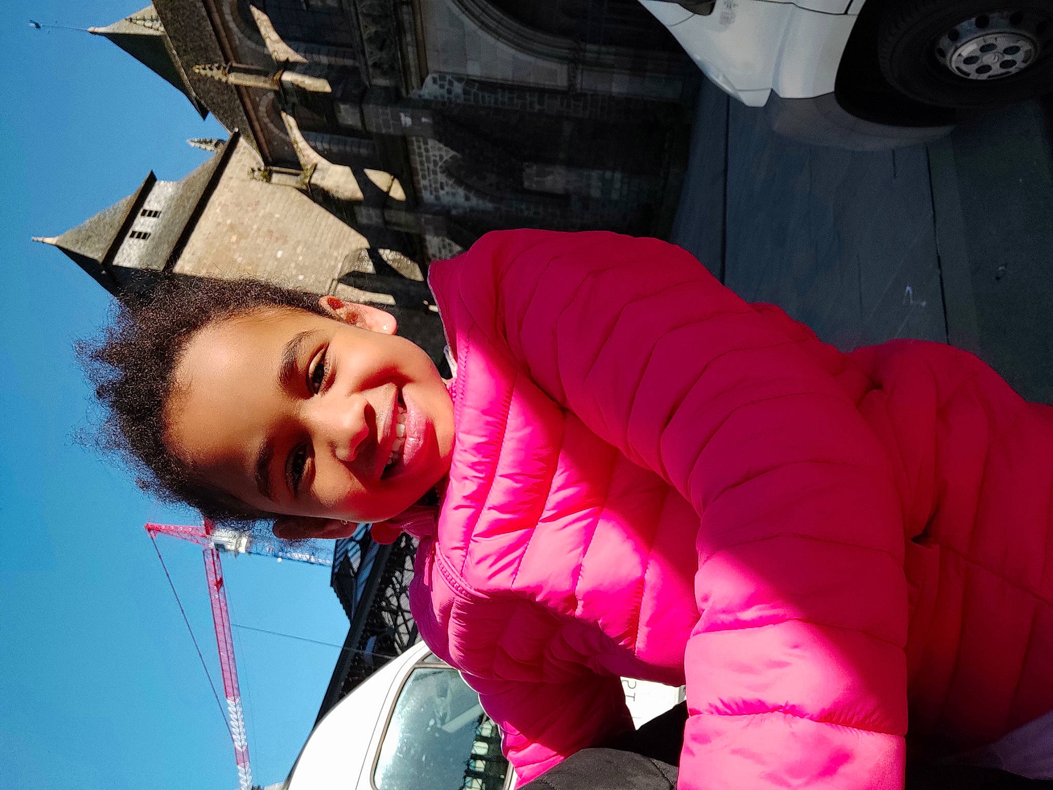 Inaya a rejoint le concours — aidez-le/la à gagner de superbes lots ! automotive_lighting, automotive_tire, black_hair, bumper, fender, fun, happy, headgear, joy, leisure, mouth, organ, person, pink, recreation, sky, smile, thigh, tire, travel