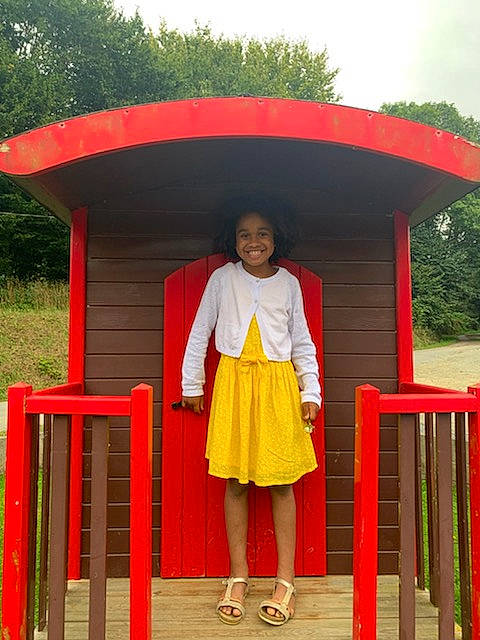 Inaya participe au concours pour gagner de l'argent avec cette photo : city, fun, grass, joy, leisure, magenta, person, pink, recreation, red, sandal, sky, sleeve, smile, street_fashion, t_shirt, tree, waist, wood