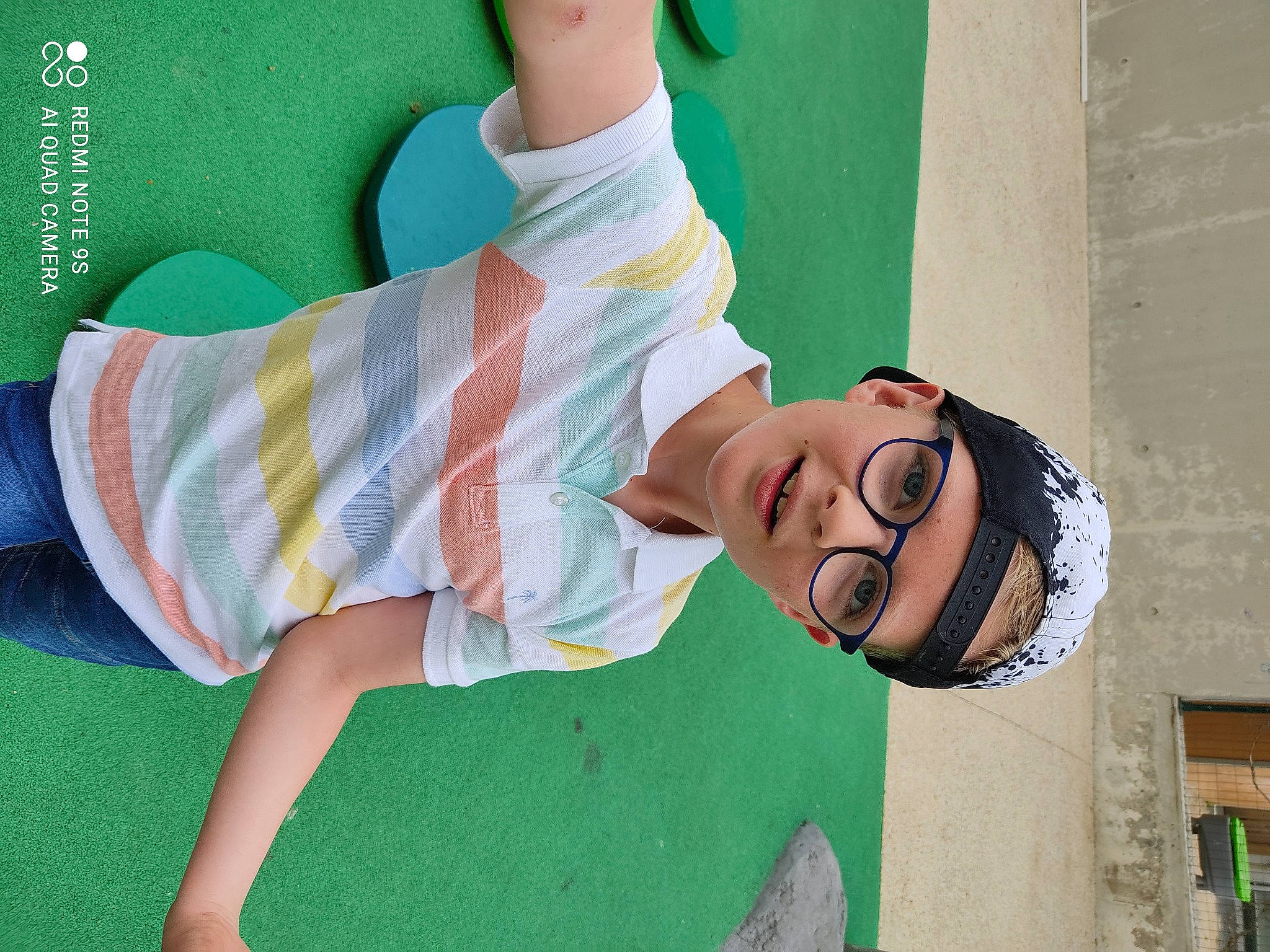 Ryan participe au concours pour gagner de l'argent avec cette photo : elbow, eyewear, foot, fun, gesture, grass, green, happy, headwear, human_leg, knee, leisure, person, recreation, shoulder, sleeve, smile, snapshot, summer, thigh
