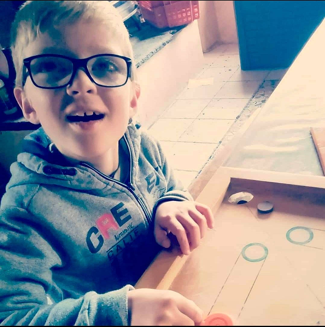 Ryan participe au concours pour gagner de l'argent avec cette photo : baby_toddler_clothing, blue, cloud, cool, eye, eyewear, face, finger, gesture, glasses, hand, happy, head, morning, mouth, nose, person, sleeve, smile, table