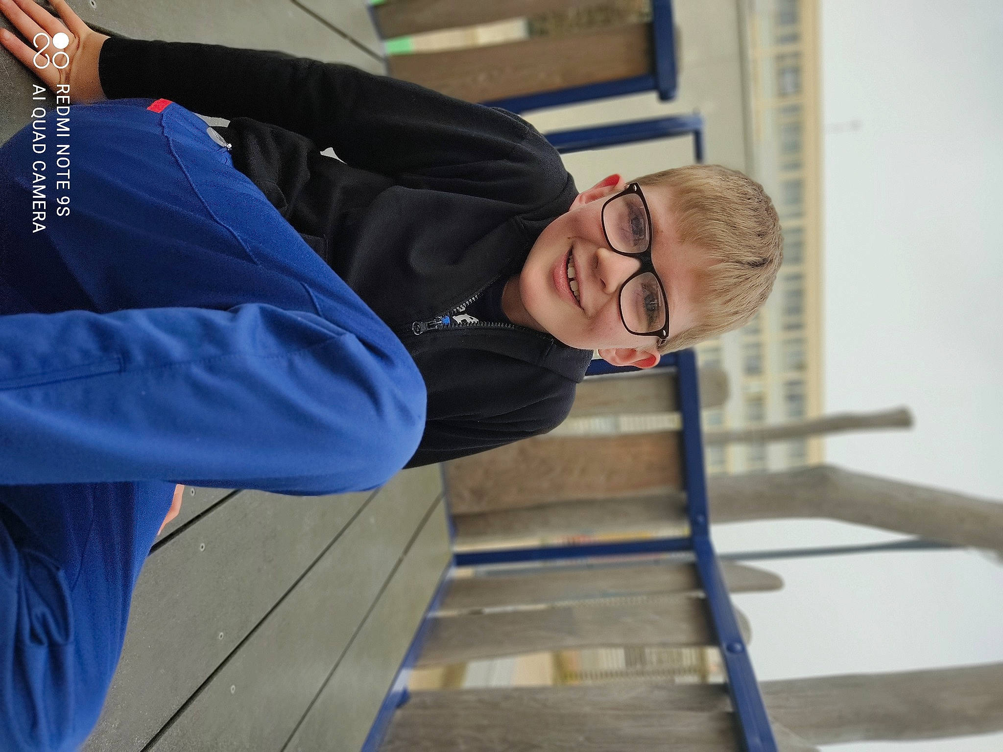 Ryan a rejoint le concours — aidez-le/la à gagner de superbes lots ! blazer, dress_shirt, electric_blue, eyewear, formal_wear, gesture, joy, leisure, person, recreation, sitting, sky, sleeve, smile, stairs, street_fashion, suit, travel, white_collar_worker, wood