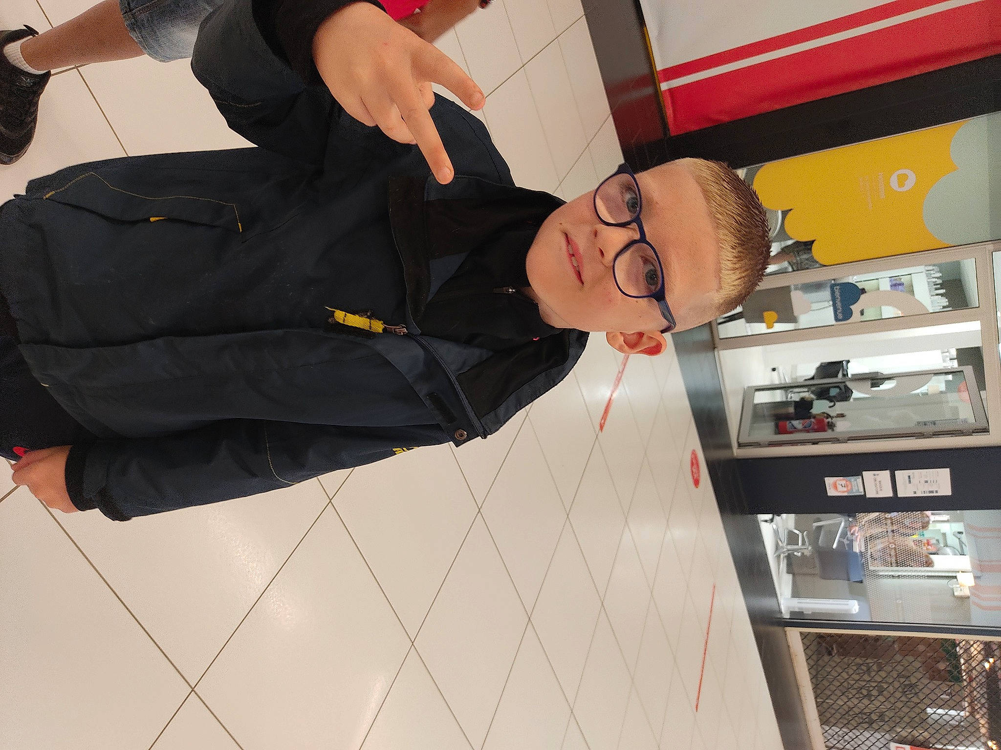 Ryan a rejoint le concours — aidez-le/la à gagner de superbes lots ! audio_equipment, automotive_design, display_device, elbow, eyewear, gesture, job, machine, person, product, room, shelving, wrist