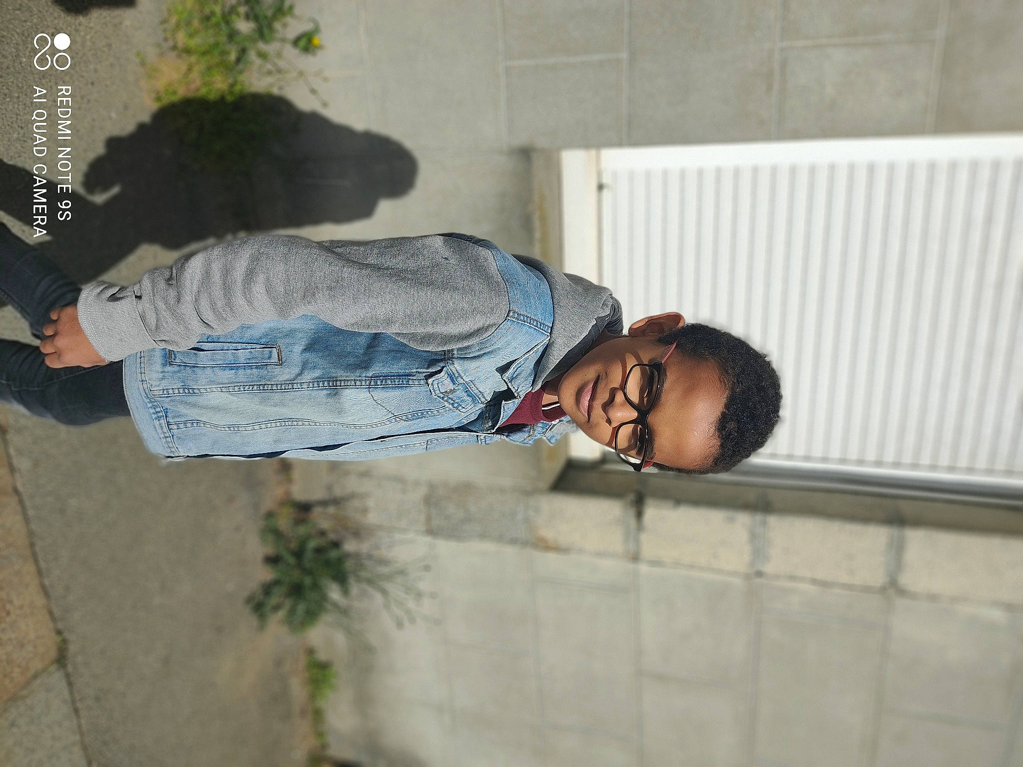 Tigane a rejoint le concours — aidez-le/la à gagner de superbes lots ! concrete, denim, eyewear, fun, joy, pedestrian, person, plant, sidewalk, sitting, smile, street, street_fashion, tree, walking_shoe