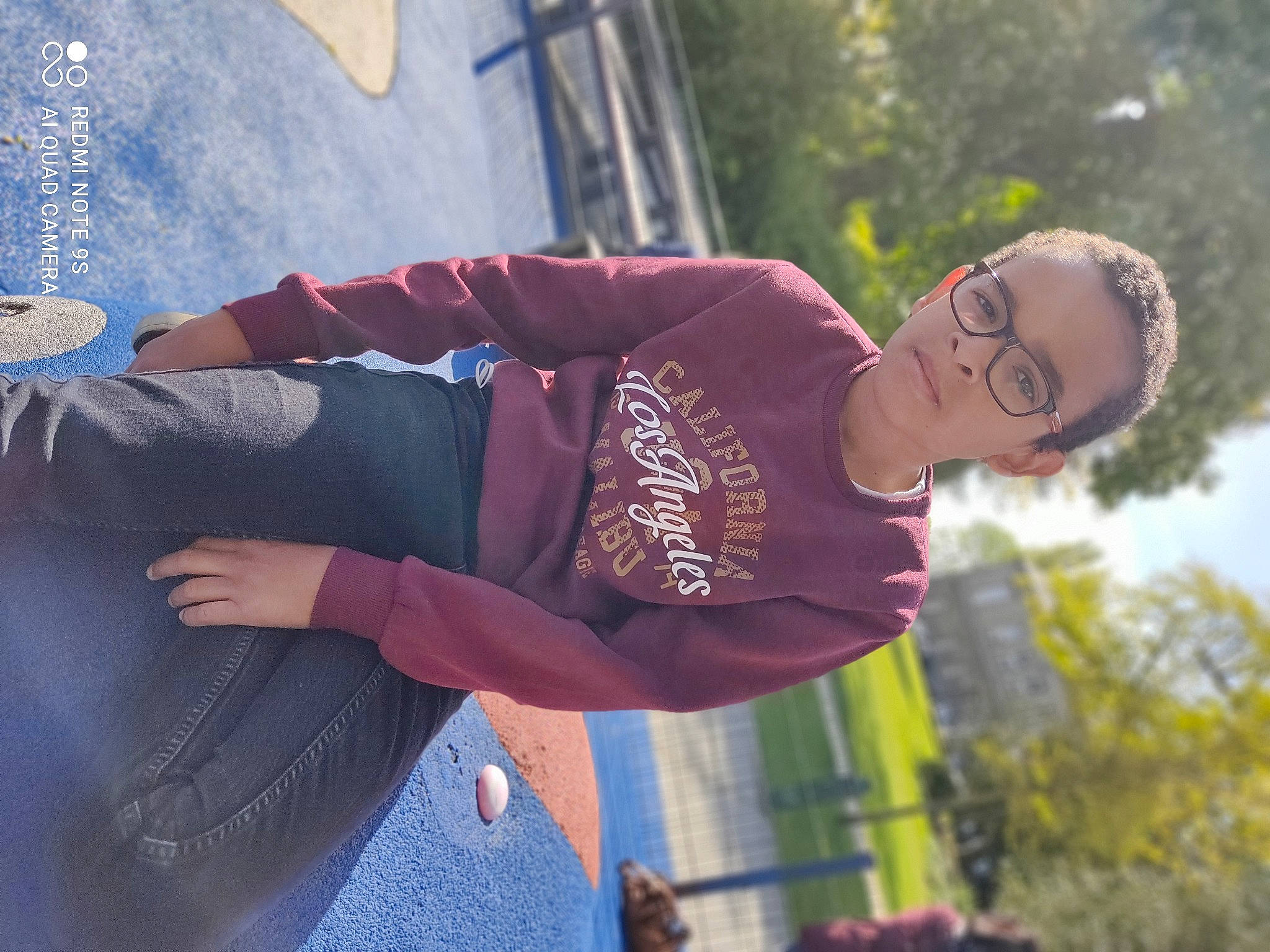 Tigane participe au concours pour gagner de l'argent avec cette photo : child, cool, denim, electric_blue, eyewear, fashion_accessory, fun, grass, happy, leaf, leisure, magenta, person, plant, recreation, sitting, spring, street_fashion, tradition, tree