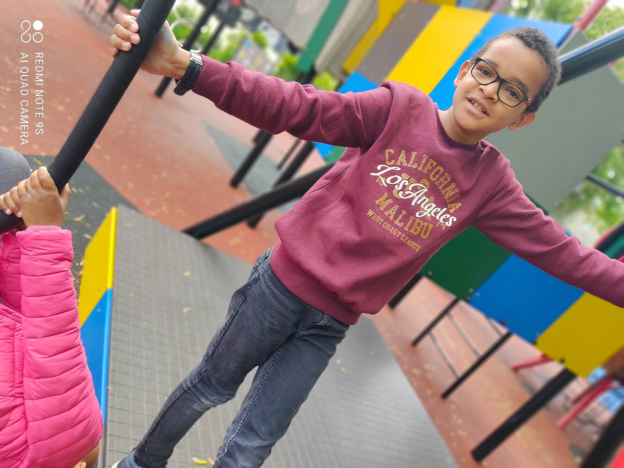 Tigane a rejoint le concours — aidez-le/la à gagner de superbes lots ! beauty, chair, child, city, denim, electric_blue, entertainment, eyewear, fun, happy, joy, leisure, magenta, outdoor_play_equipment, people, person, play, recreation, sitting, sneakers