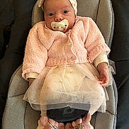 Charlotte a rejoint le concours — aidez-le/la à gagner de superbes lots ! baby, infant, newborn, pacifier, headband, bow, pink_cardigan, tulle_skirt, car_seat, baby_slippers, cozy, portrait, clothing, fabric, seat, soft_pink, tiny_hands, adorable, indoor, wide_eyed