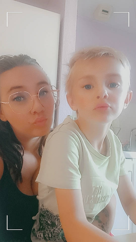 Elyano participe au concours pour gagner de l'argent avec cette photo : cheek, chin, clothing, eye, eyebrow, eyelash, face, forehead, gesture, happy, head, iris, jaw, lip, mouth, neck, nose, person, shoulder, skin