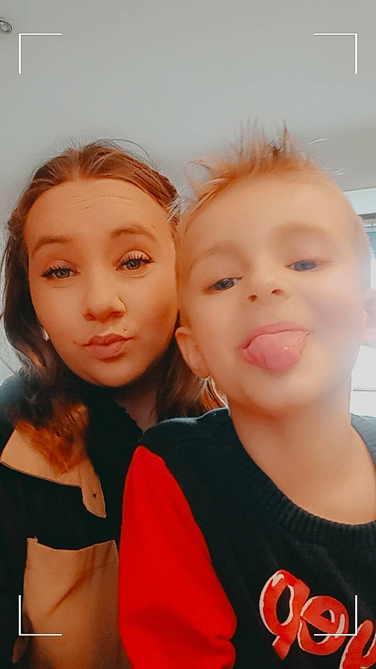 Elyano participe au concours pour gagner de l'argent avec cette photo : blond, brown_hair, cheek, chin, event, eyebrow, eyelash, fun, gesture, happy, jewellery, leisure, lip, neck, nose, people_in_nature, person, selfie, shoulder, skin