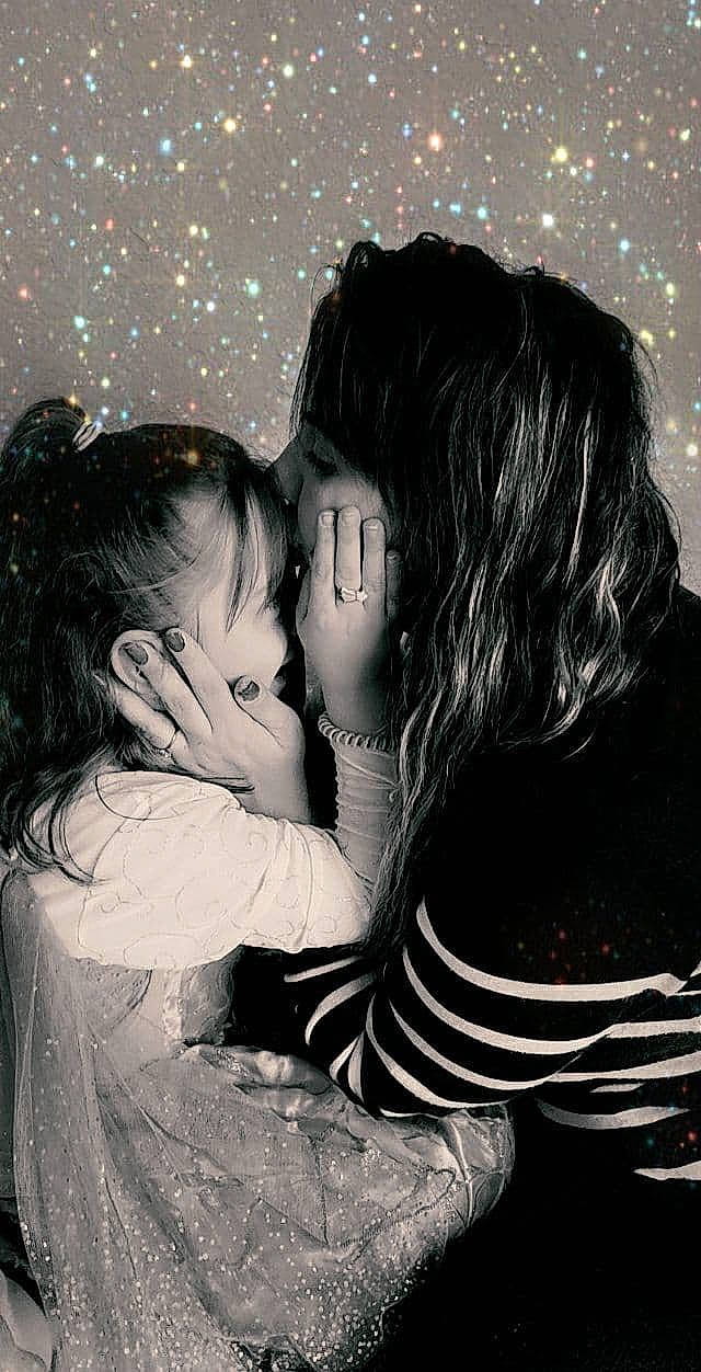 Léanna a rejoint le concours — aidez-le/la à gagner de superbes lots ! baby, child, facial_expression, flash_photography, fun, gesture, hair, hairstyle, happy, hug, kiss, love, monochrome, monochrome_photography, people_in_nature, person, portrait_photography, romance, stock_photography, toddler