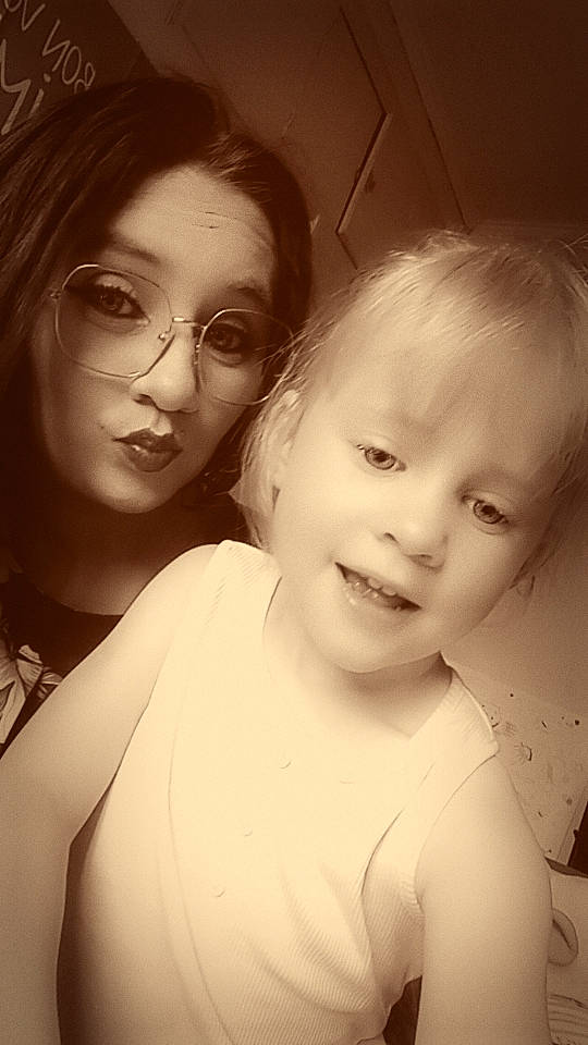 Taïna participe au concours pour gagner de l'argent avec cette photo : cheek, chin, eyebrow, eyelash, eyewear, facial_expression, flash_photography, forehead, glasses, hair, happy, human_body, iris, joy, lip, mouth, nose, person, shoulder, skin