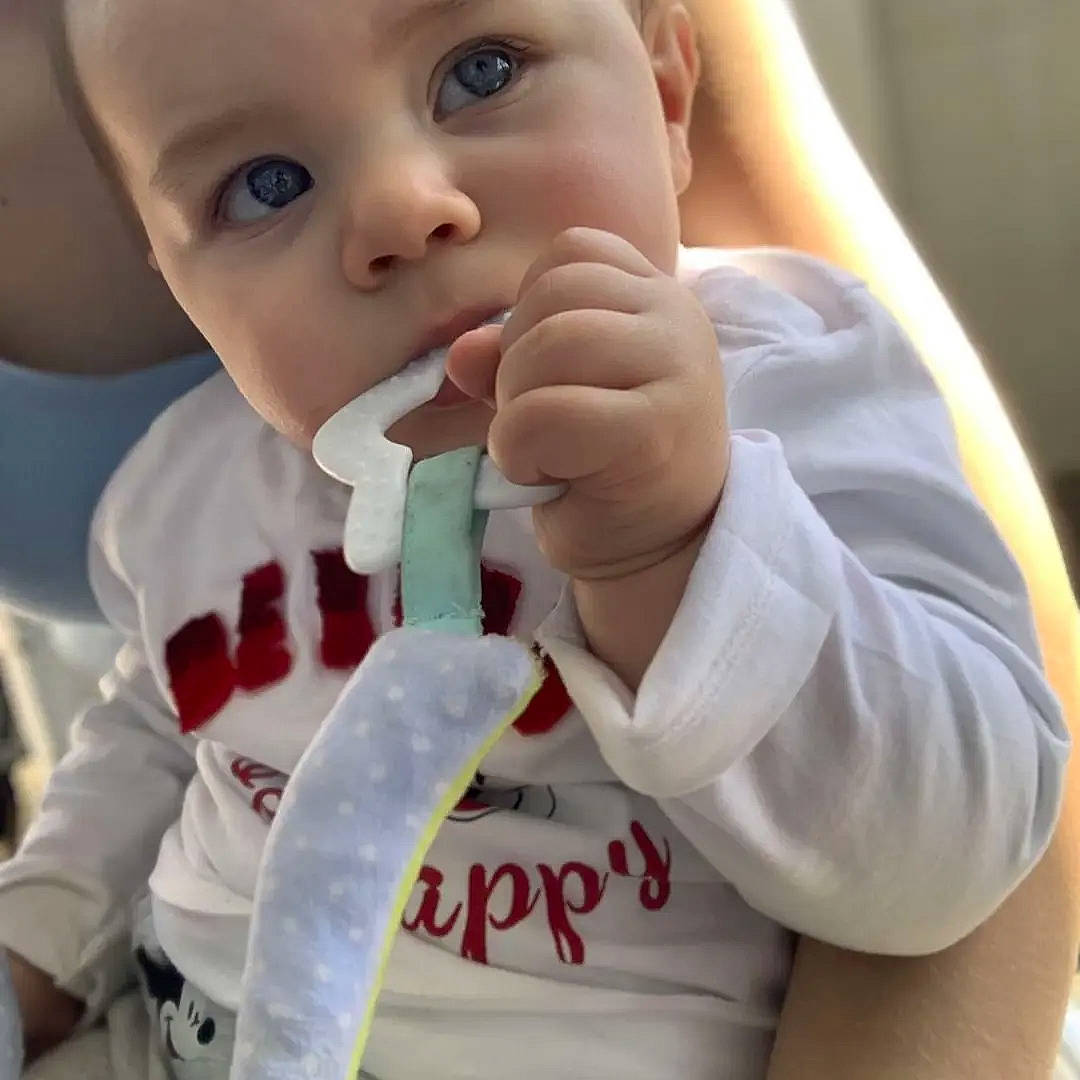 Kenny a rejoint le concours — aidez-le/la à gagner de superbes lots ! baby, baby_toddler_clothing, cheek, child, drinking, drinkware, eye, eyelash, face, finger, gesture, glove, happy, mouth, nail, nose, person, sleeve, thumb, toddler