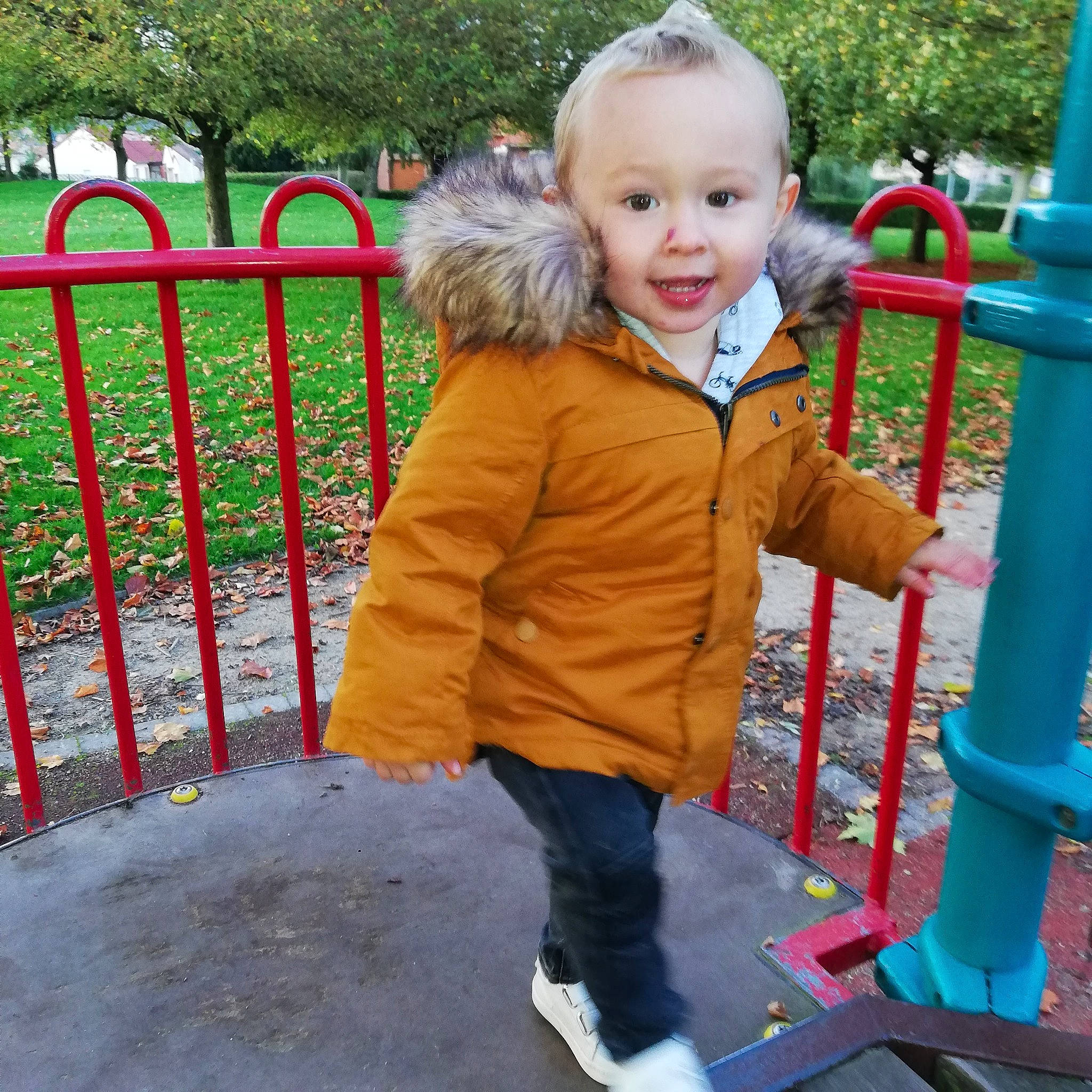 Loucas a rejoint le concours — aidez-le/la à gagner de superbes lots ! child, city, fun, human_settlement, jacket, jeans, leisure, outdoor_play_equipment, outerwear, park, person, play, playground, public_space, recreation, smile, toddler