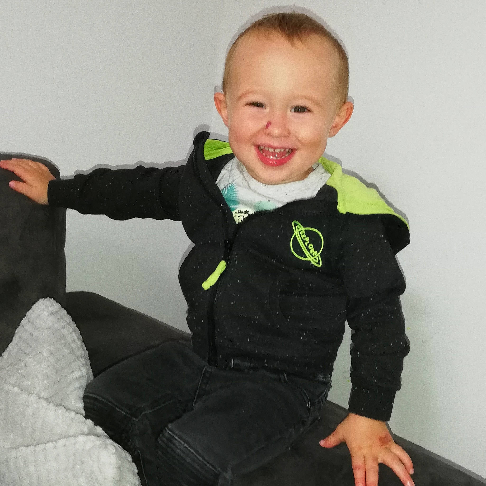 Loucas participe au concours pour gagner de l'argent avec cette photo : arm, baby, baby_products, baby_toddler_clothing, child, finger, joint, joy, outerwear, person, personal_protective_equipment, product, shoulder, sitting, sleeve, standing, toddler