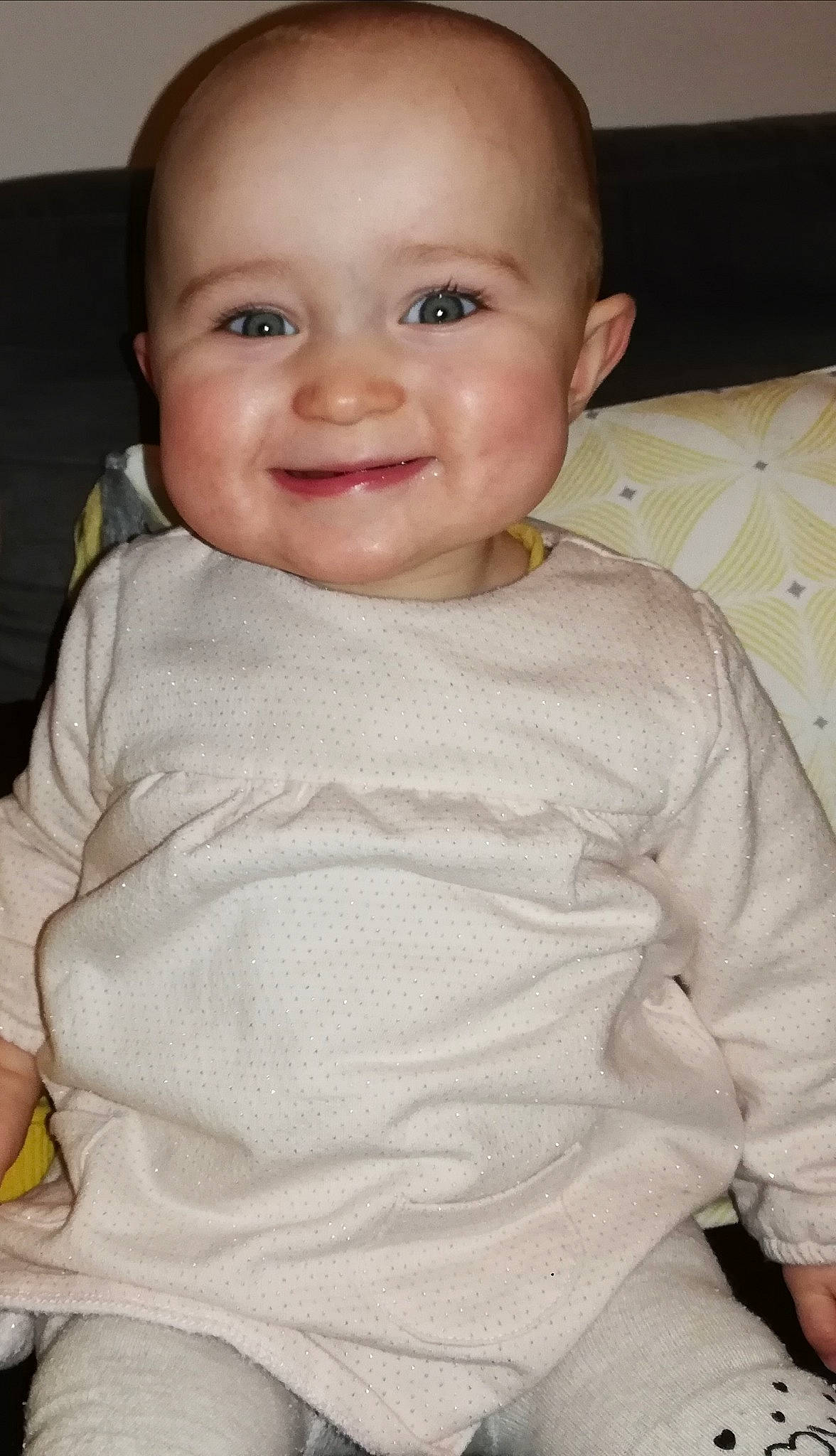 Elyana a rejoint le concours — aidez-le/la à gagner de superbes lots ! baby, cheek, child, chin, eye, face, facial_expression, forehead, head, iris, joy, laugh, lip, mouth, nose, person, sitting, skin, sleeve, smile