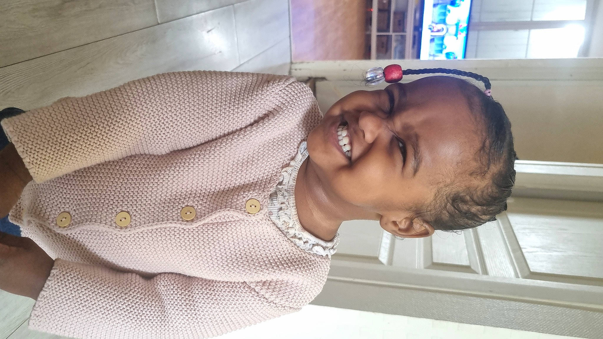 Daryanna participe au concours pour gagner de l'argent avec cette photo : child, collar, comfort, dress_shirt, elbow, eyewear, fun, happy, joy, laugh, mouth, pattern, person, room, sleeve, smile, sunglasses, window