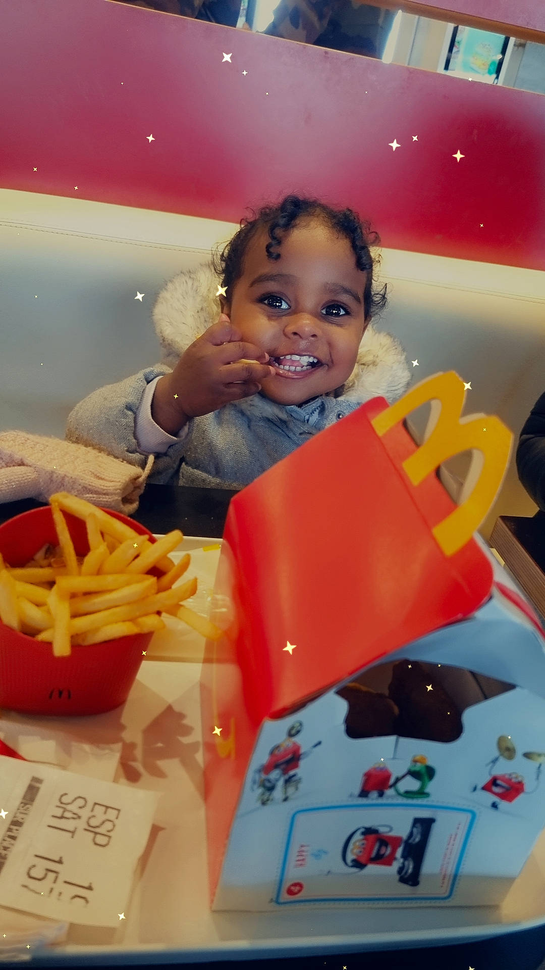 Daryanna participe au concours pour gagner de l'argent avec cette photo : child, comfort_food, french_fries, fun, happy, joy, junk_food, leisure, paper, paper_product, person, plate, play, recipe, room, sitting, smile, toddler, yellow
