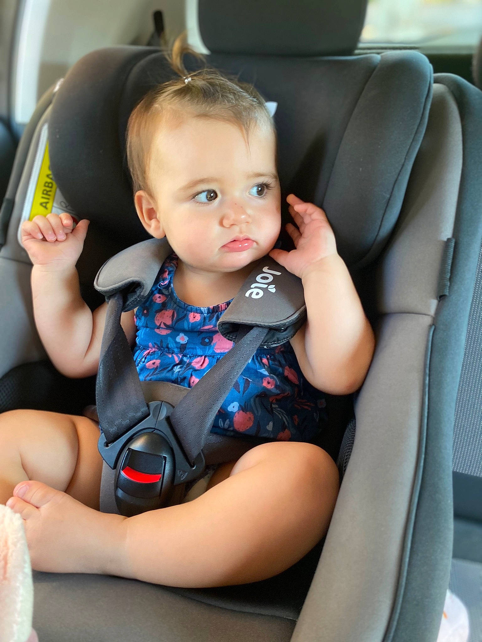 Juline participe au concours pour gagner de l'argent avec cette photo : arm, auto_part, automotive_design, baby, baby_in_car_seat, baby_toddler_clothing, car_seat, car_seat_cover, child, comfort, electric_blue, fun, happy, head_restraint, person, seat_belt, sitting, skin, steering_wheel, thigh