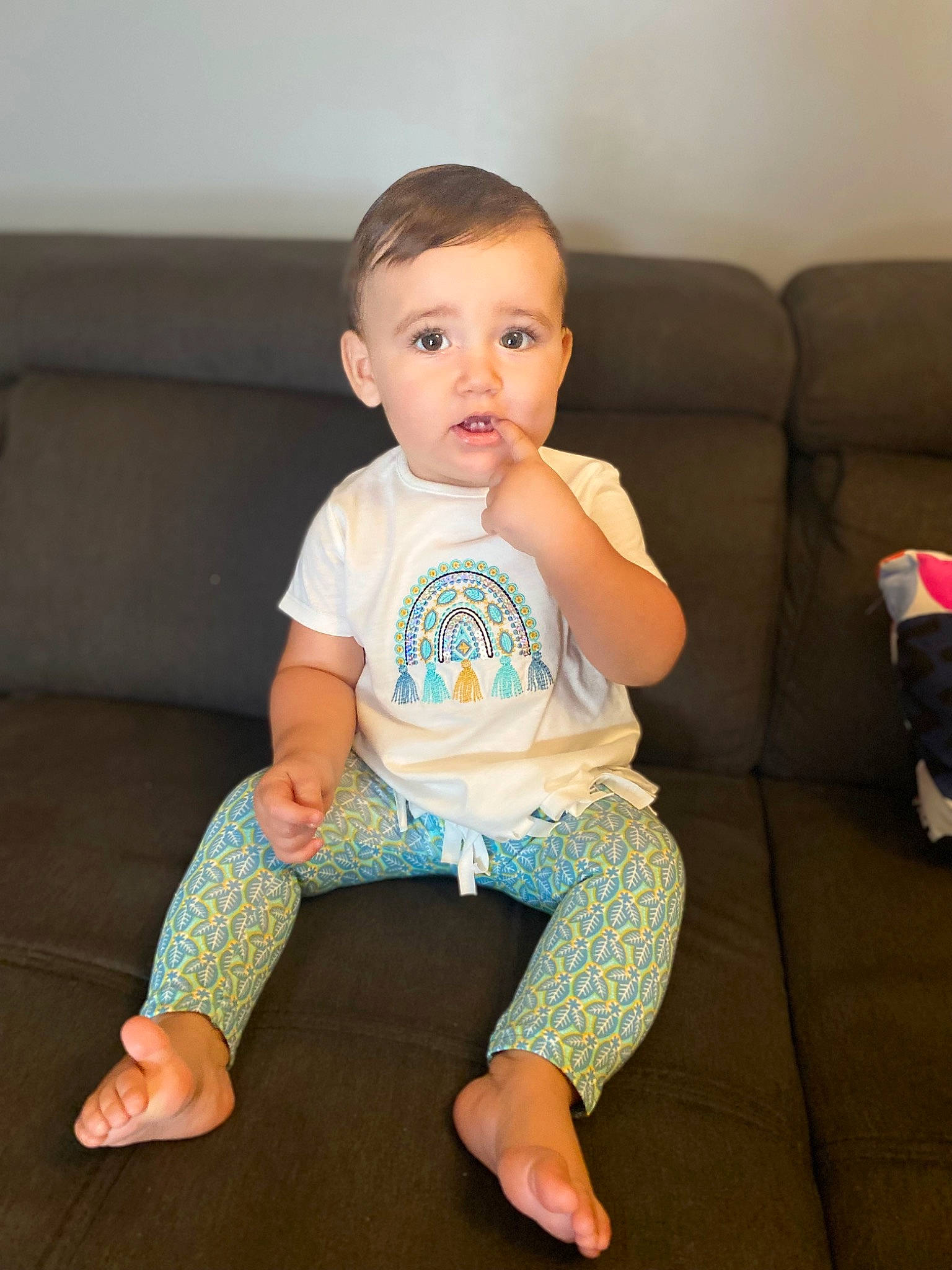 Juline a rejoint le concours — aidez-le/la à gagner de superbes lots ! baby, baby_toddler_clothing, barefoot, cheek, comfort, couch, flooring, foot, hair, human_leg, iris, joint, knee, leg, neck, person, skin, sleeve, t_shirt, thigh