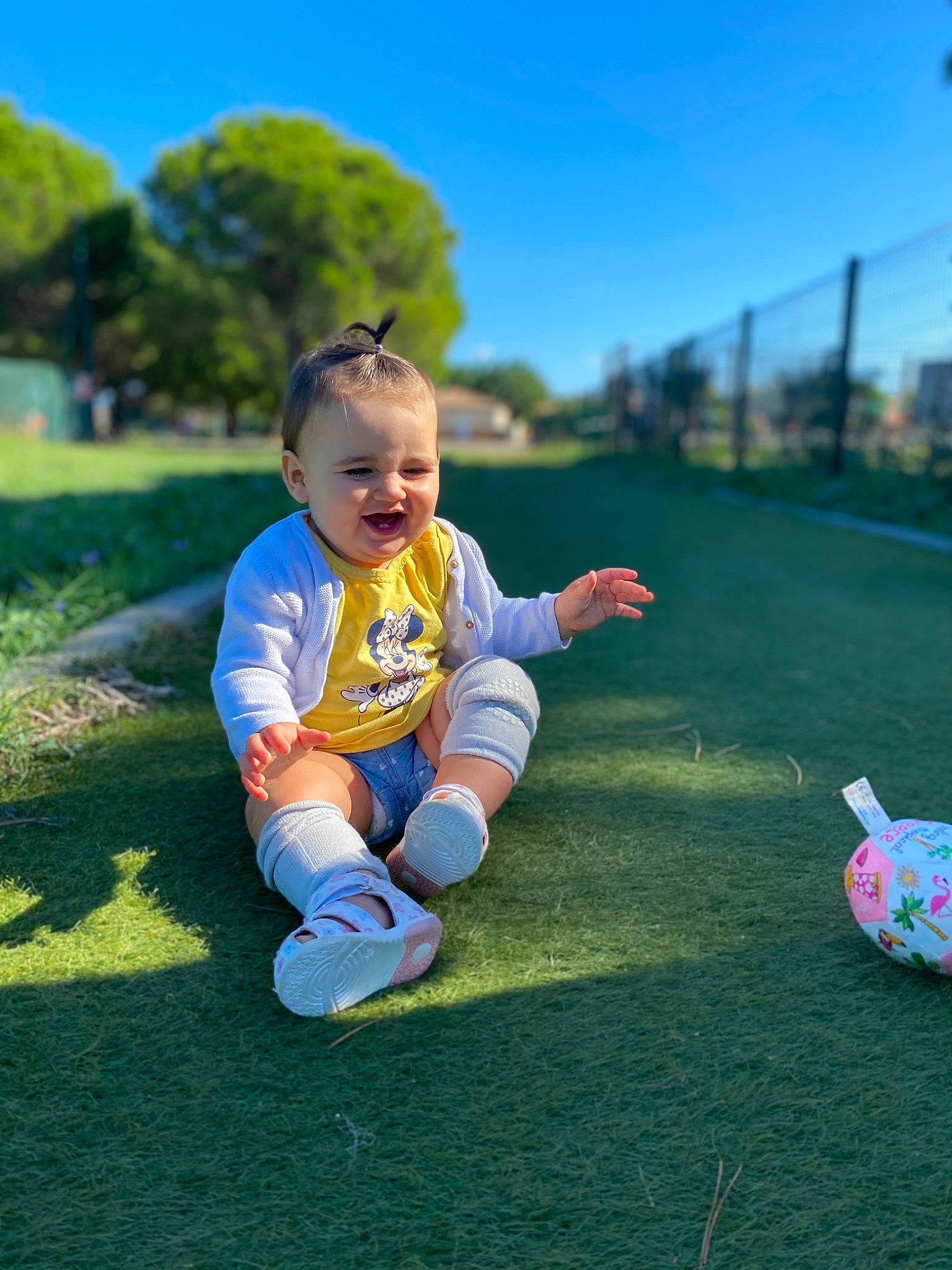 Juline participe au concours pour gagner de l'argent avec cette photo : baby, baby_toddler_clothing, child, fun, grass, happy, leaf, leisure, morning, nature, people_in_nature, person, plant, public_space, recreation, sky, smile, summer, sunlight, toddler