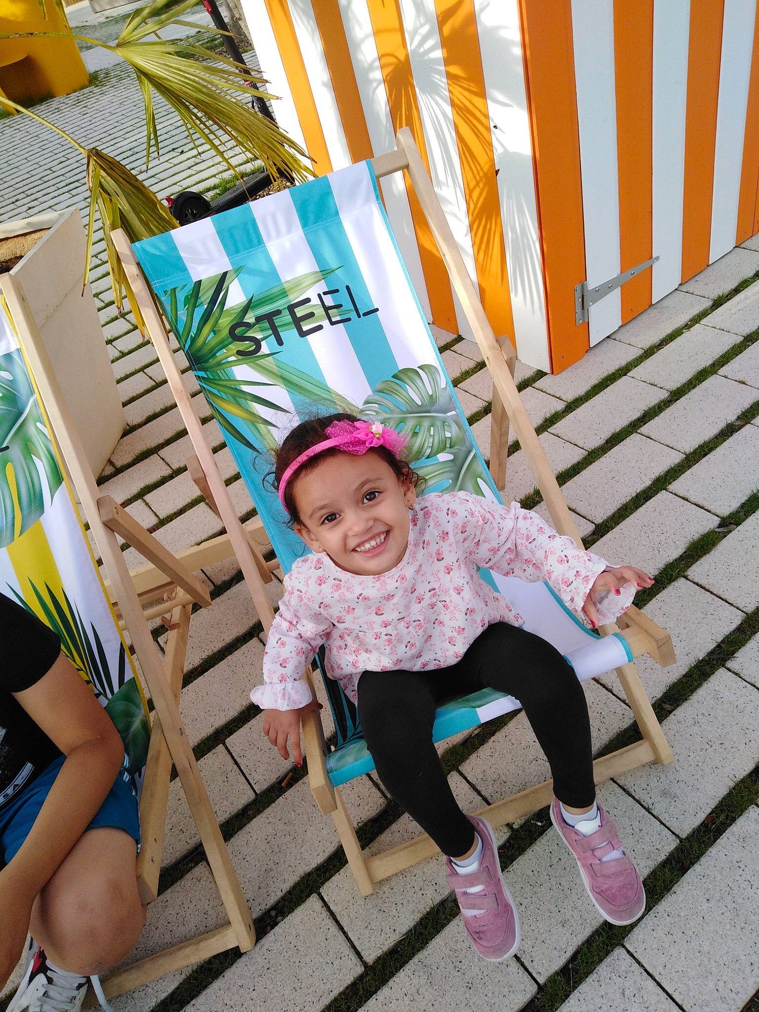 Ylyannah a rejoint le concours — aidez-le/la à gagner de superbes lots ! baby, baby_toddler_clothing, fun, grass, happy, hat, headwear, joy, leisure, magenta, outdoor_furniture, pattern, person, pink, plant, recreation, shorts, sitting, smile, sun_hat