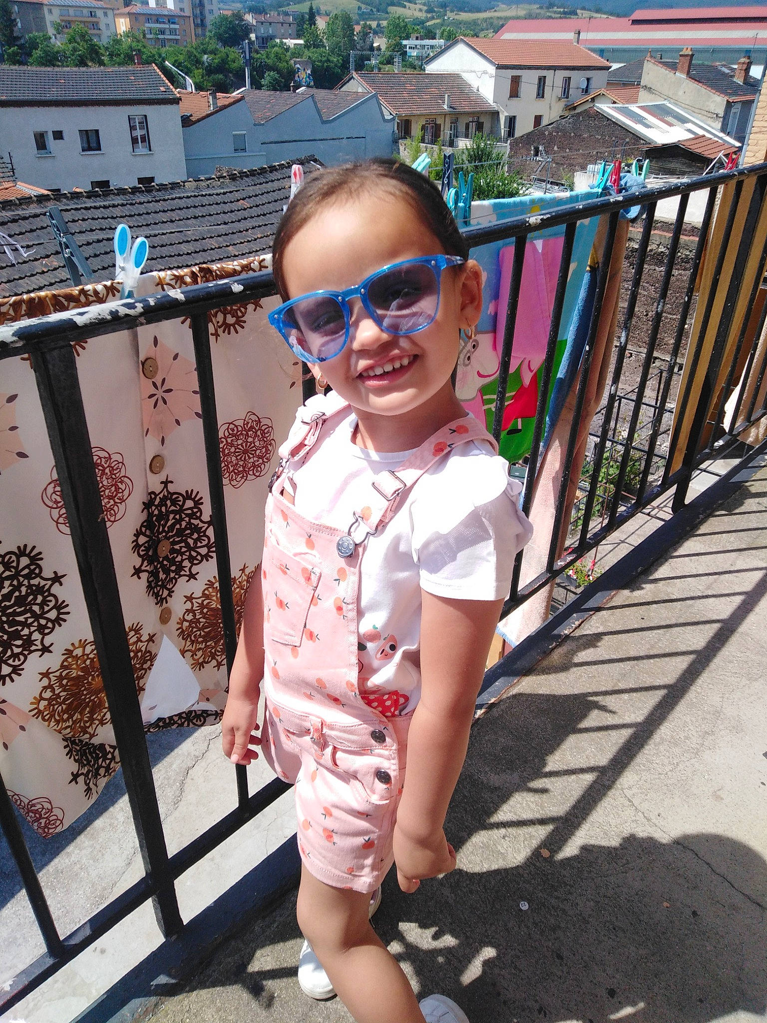 Ylyannah a rejoint le concours — aidez-le/la à gagner de superbes lots ! cool, eyewear, fun, glasses, goggles, happy, joy, leisure, magenta, pattern, person, pink, sleeve, smile, standing, street_fashion, sunglasses, toddler, travel, tree