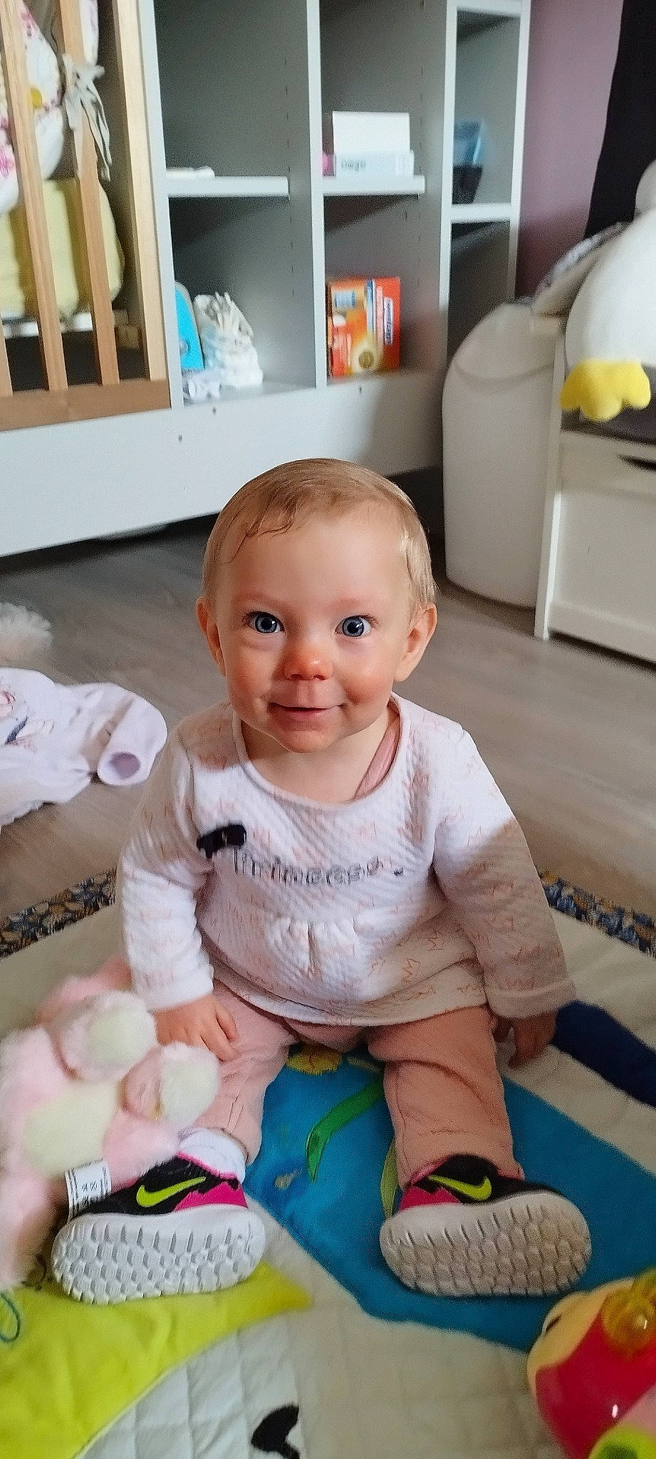 Naëlle a rejoint le concours — aidez-le/la à gagner de superbes lots ! baby, baby_toddler_clothing, cheek, child, comfort, floor, flooring, happy, iris, joy, person, product, room, sitting, skin, sleeve, smile, standing, t_shirt, toddler