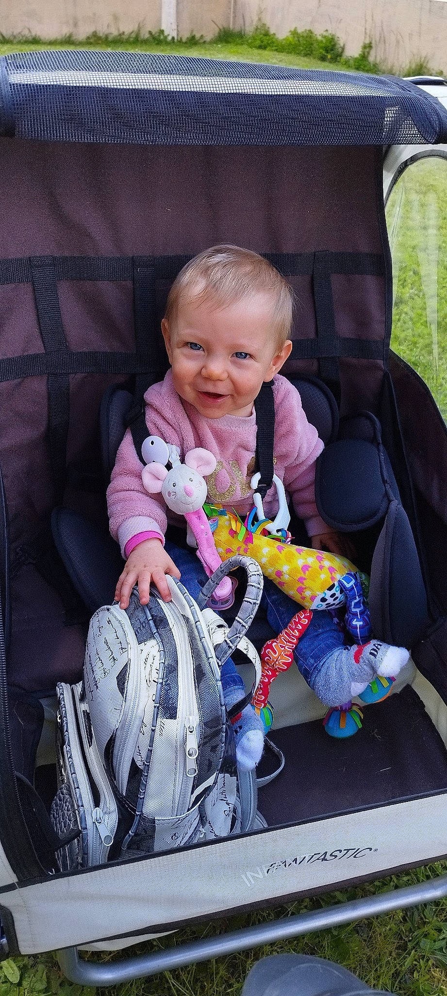 Naëlle a rejoint le concours — aidez-le/la à gagner de superbes lots ! auto_part, baby, baby_carriage, baby_products, baby_toddler_clothing, car_seat, car_seat_cover, child, comfort, fun, happy, lap, person, pink, product, purple, seat_belt, smile, steering_wheel, toddler