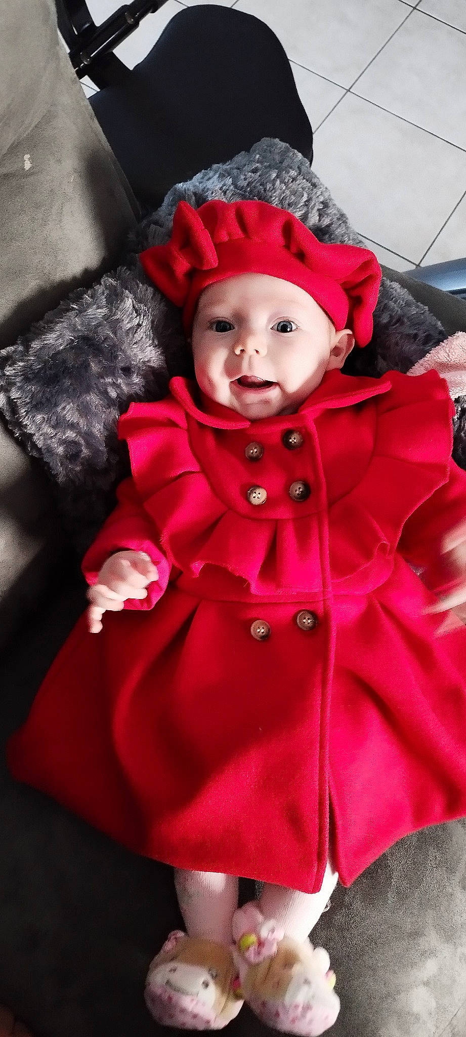 Naëlle participe au concours pour gagner de l'argent avec cette photo : baby, baby_toddler_clothing, cap, carmine, child, christmas, costume, costume_hat, dress, event, eye, fictional_character, fur, headwear, magenta, pattern, person, pink, red, sleeve
