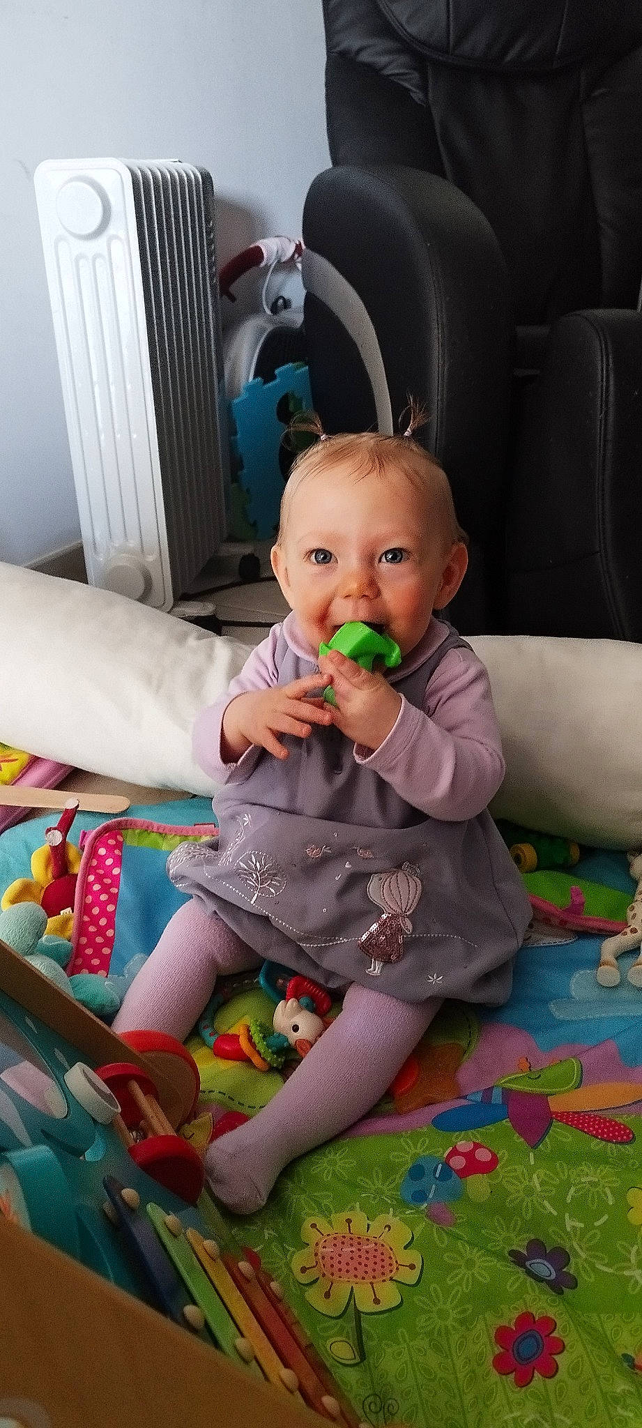 Naëlle participe au concours pour gagner de l'argent avec cette photo : baby, baby_products, baby_toddler_clothing, cheek, child, comfort, event, eye, flooring, fun, happy, iris, party, person, play, room, sitting, skin, sock, toddler