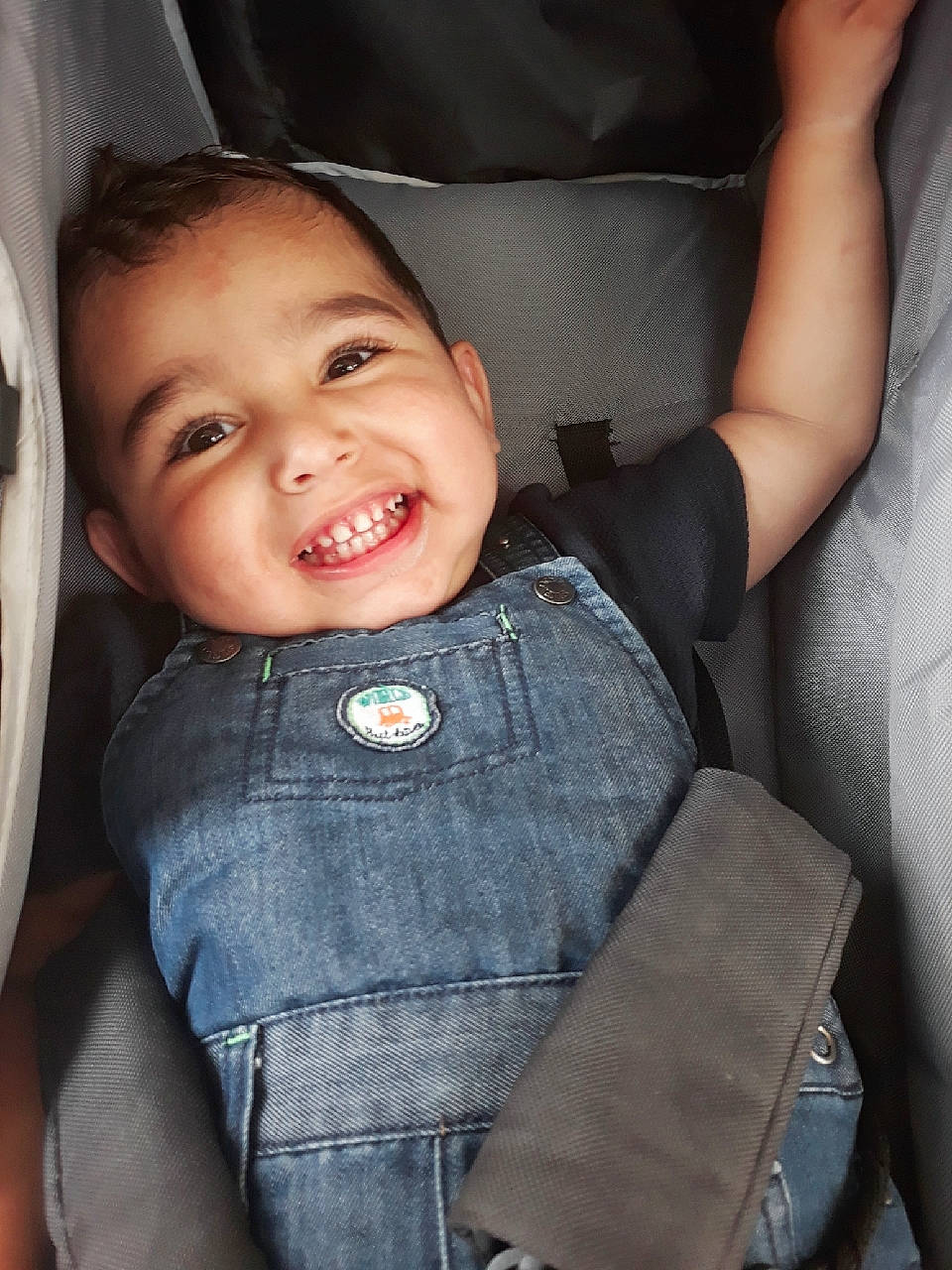 Simeon a rejoint le concours — aidez-le/la à gagner de superbes lots ! baby, car_seat, cheek, child, facial_expression, joy, person, product, sitting, skin, smile, toddler