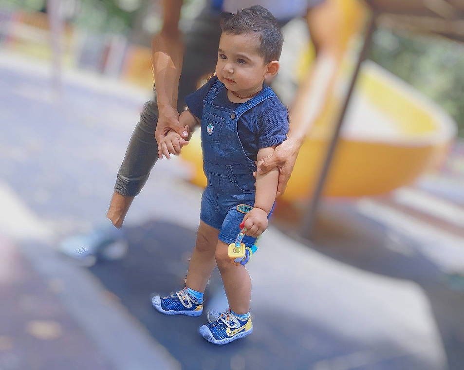 Simeon a rejoint le concours — aidez-le/la à gagner de superbes lots ! child, footwear, fun, happy, leisure, person, photography, play, recreation, shoe, shorts, snapshot, toddler, vacation