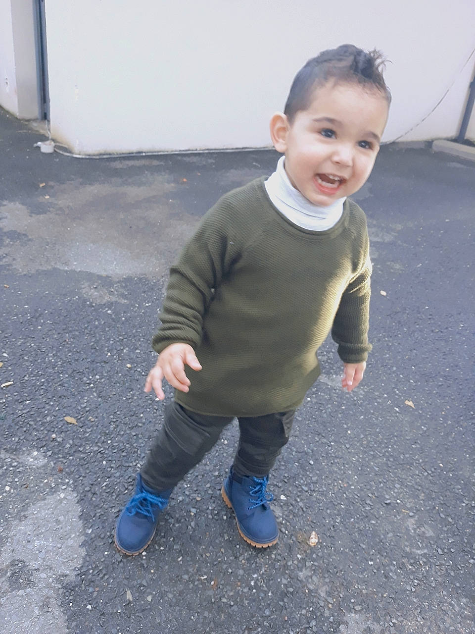 Simeon participe au concours pour gagner de l'argent avec cette photo : child, footwear, joy, outerwear, person, shoe, smile, standing, t_shirt, toddler, vacation