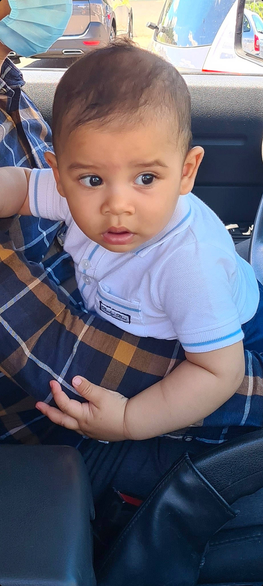 Jake participe au concours pour gagner de l'argent avec cette photo : baby_toddler_clothing, child, cool, dress_shirt, elbow, eye, finger, hairstyle, hand, happy, head, nose, people, person, plaid, skin, sleeve, t_shirt, tartan, thumb