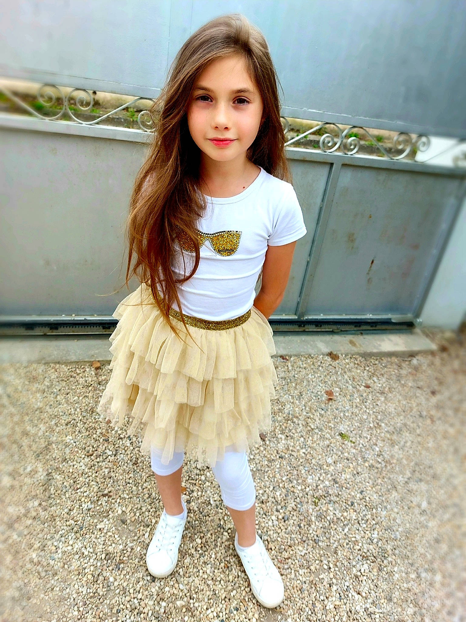 Keyla participe au concours pour gagner de l'argent avec cette photo : baby_toddler_clothing, clothing, eye, face, fashion_design, fawn, hair, happy, human_leg, joy, knee, long_hair, person, skin, sleeve, smile, street_fashion, t_shirt, thigh, toddler
