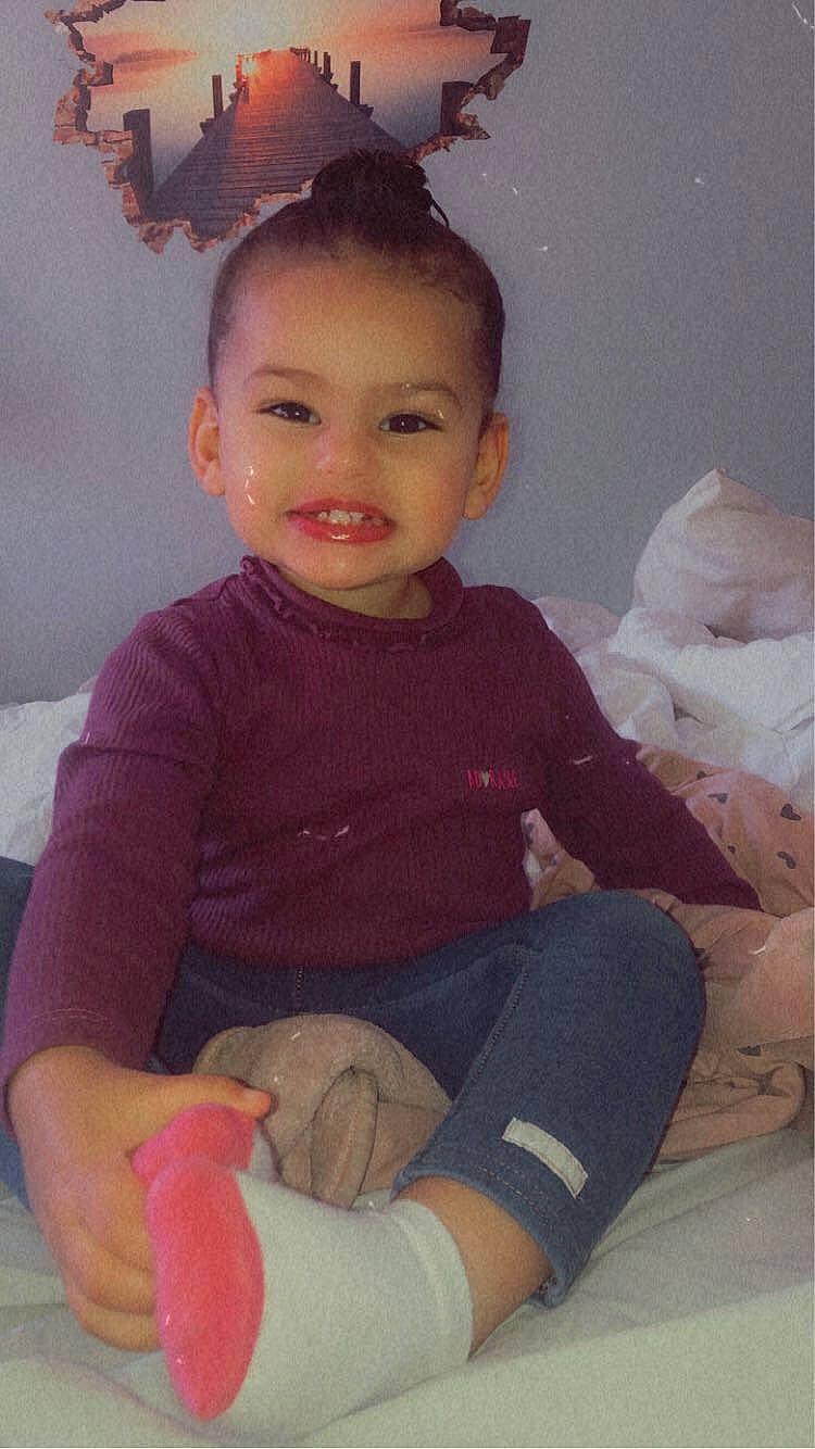 Lyna a rejoint le concours — aidez-le/la à gagner de superbes lots ! baby_toddler_clothing, bird, cheek, chin, clothing, comfort, hair, happy, iris, joy, lap, leg, neck, person, pink, skin, sleeve, smile, textile, thigh