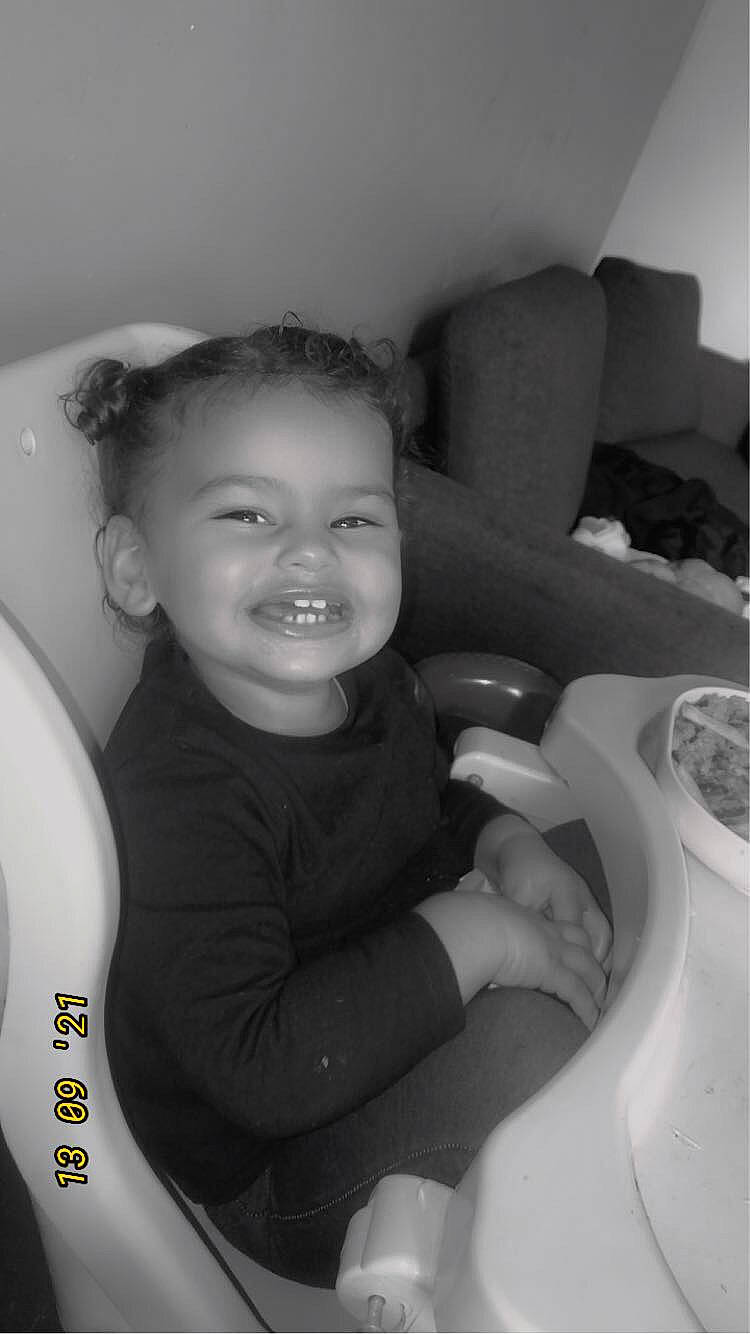 Lyna participe au concours pour gagner de l'argent avec cette photo : black, black_and_white, comfort, cool, eye, face, facial_expression, finger, flash_photography, hair, hairstyle, head, human_body, iris, joy, leg, mammal, organ, person, skin