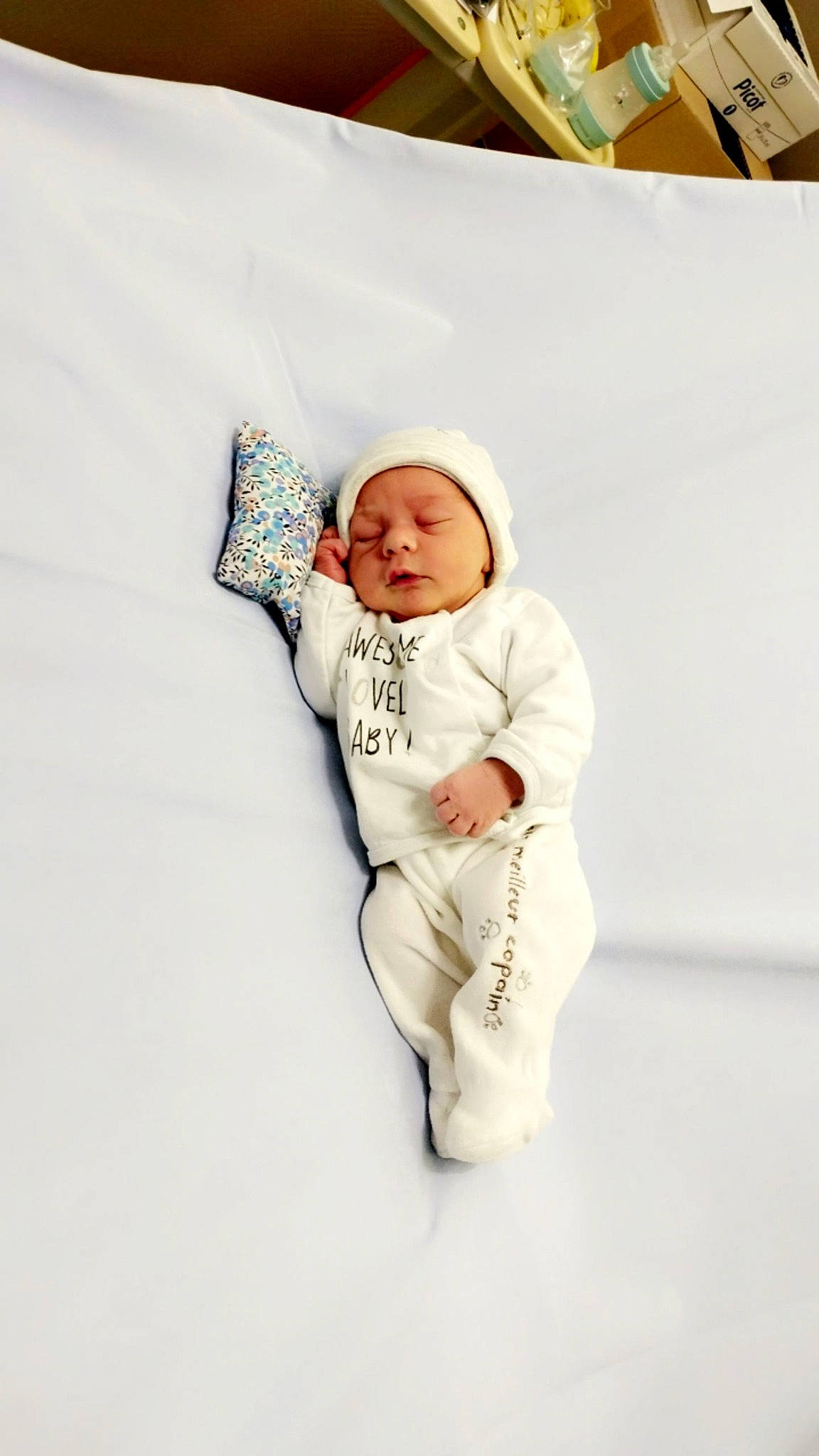 Mael a rejoint le concours — aidez-le/la à gagner de superbes lots ! arm, baby, baby_sleeping, baby_toddler_clothing, bedding, bedtime, child, comfort, fur, gesture, happy, headwear, hoodie, illustration, linens, nap, person, sitting, sleep, sleeve