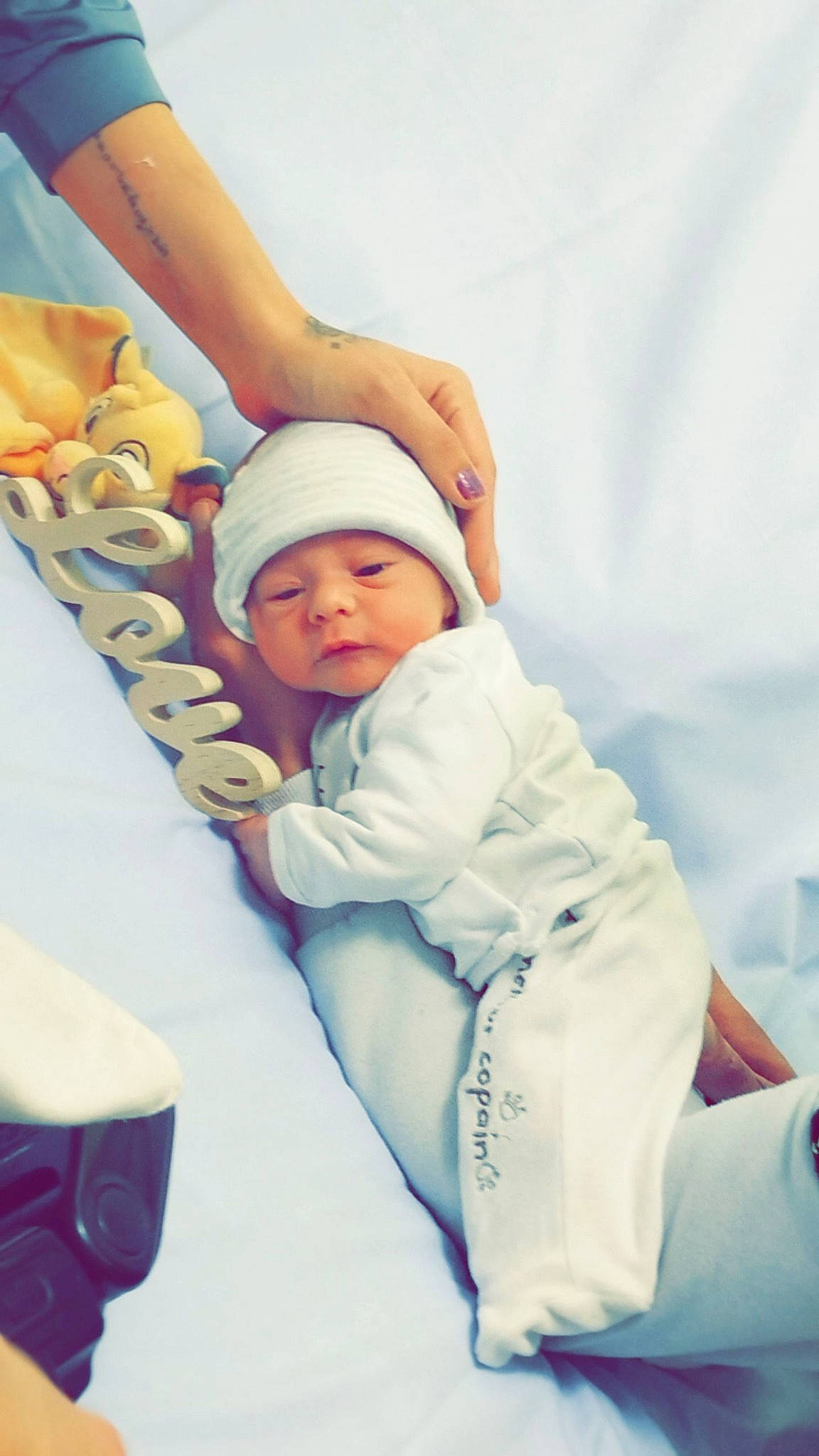 Mael a rejoint le concours — aidez-le/la à gagner de superbes lots ! baby, baby_sleeping, baby_toddler_clothing, beanie, child, comfort, fun, happy, headwear, leisure, linens, person, room, sitting, sleeve, toddler, vacation, winter