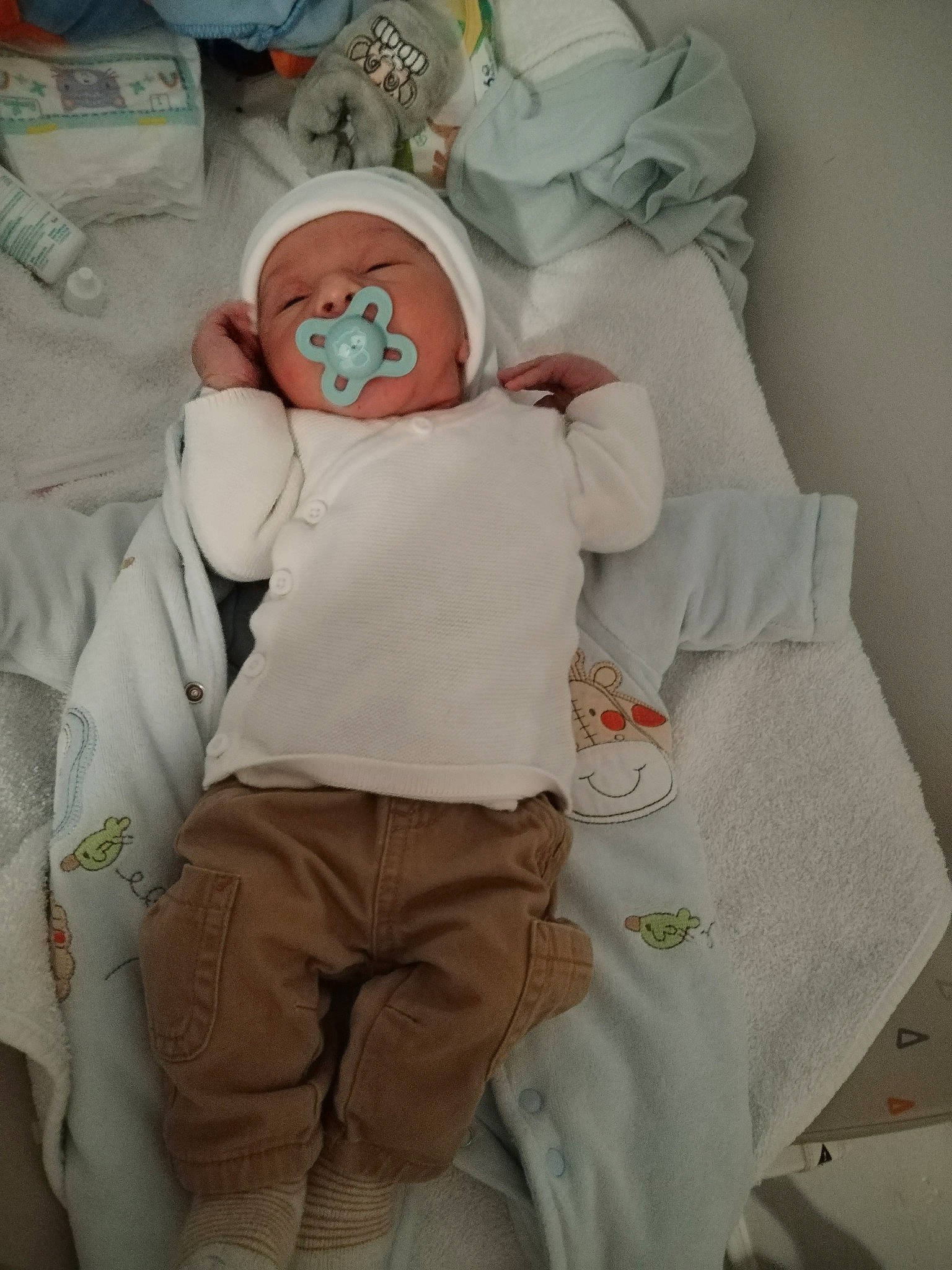 Mael a rejoint le concours — aidez-le/la à gagner de superbes lots ! baby, baby_products, baby_safety, baby_sleeping, baby_toddler_clothing, bed, bed_sheet, bedding, bedtime, child, comfort, hat, human_body, khaki_pants, linens, person, room, sleeve, t_shirt, textile