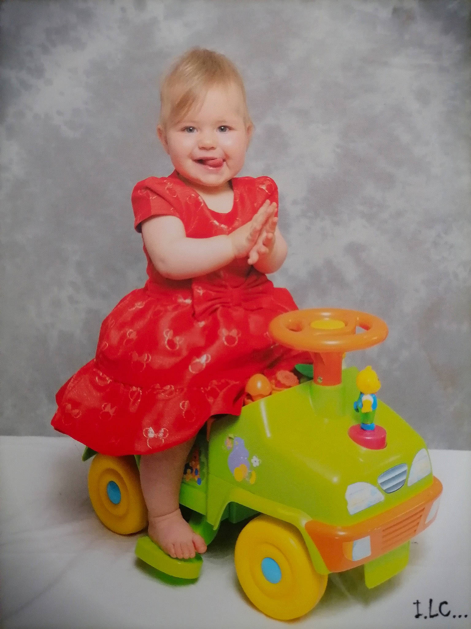 Enaëlle participe au concours pour gagner de l'argent avec cette photo : automotive_wheel_system, baby, baby_products, baby_toddler_clothing, child, fun, happy, joy, magenta, person, pink, plastic, riding_toy, rolling, sitting, sleeve, smile, tire, toddler, toy