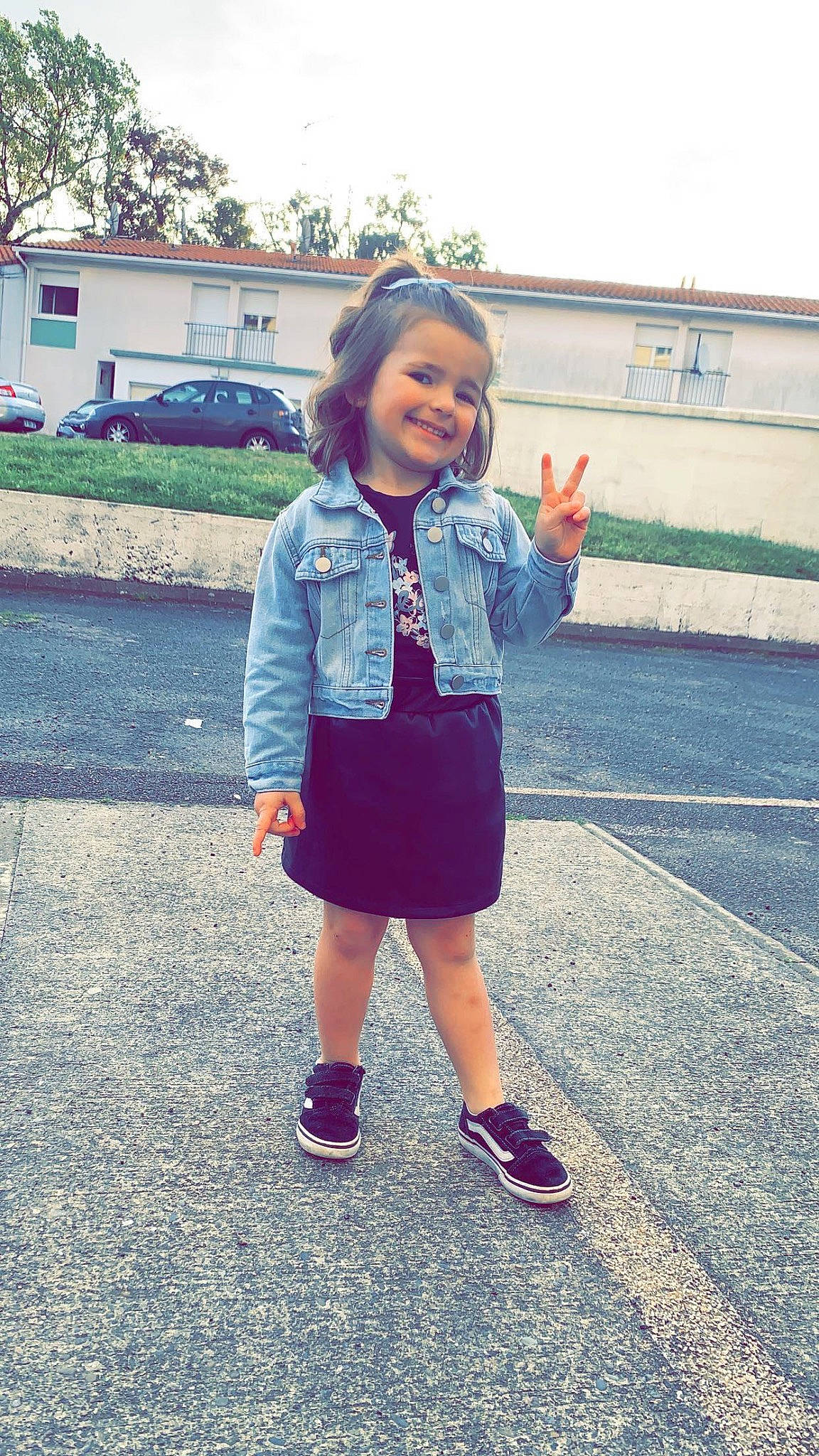 Enea a rejoint le concours — aidez-le/la à gagner de superbes lots ! asphalt, car, denim, electric_blue, fashion_accessory, happy, human_leg, joy, knee, magenta, pattern, person, shorts, sky, sleeve, smile, summer, t_shirt, tire, toddler