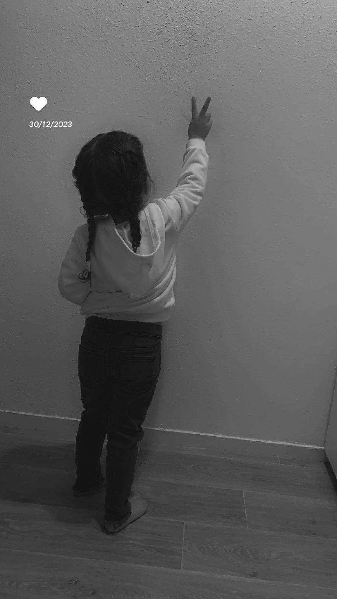 Enea a rejoint le concours — aidez-le/la à gagner de superbes lots ! arm, black_and_white, elbow, flash_photography, flooring, fun, gesture, grey, happy, human_body, human_leg, joint, knee, leg, monochrome, monochrome_photography, person, shoulder, style, thigh