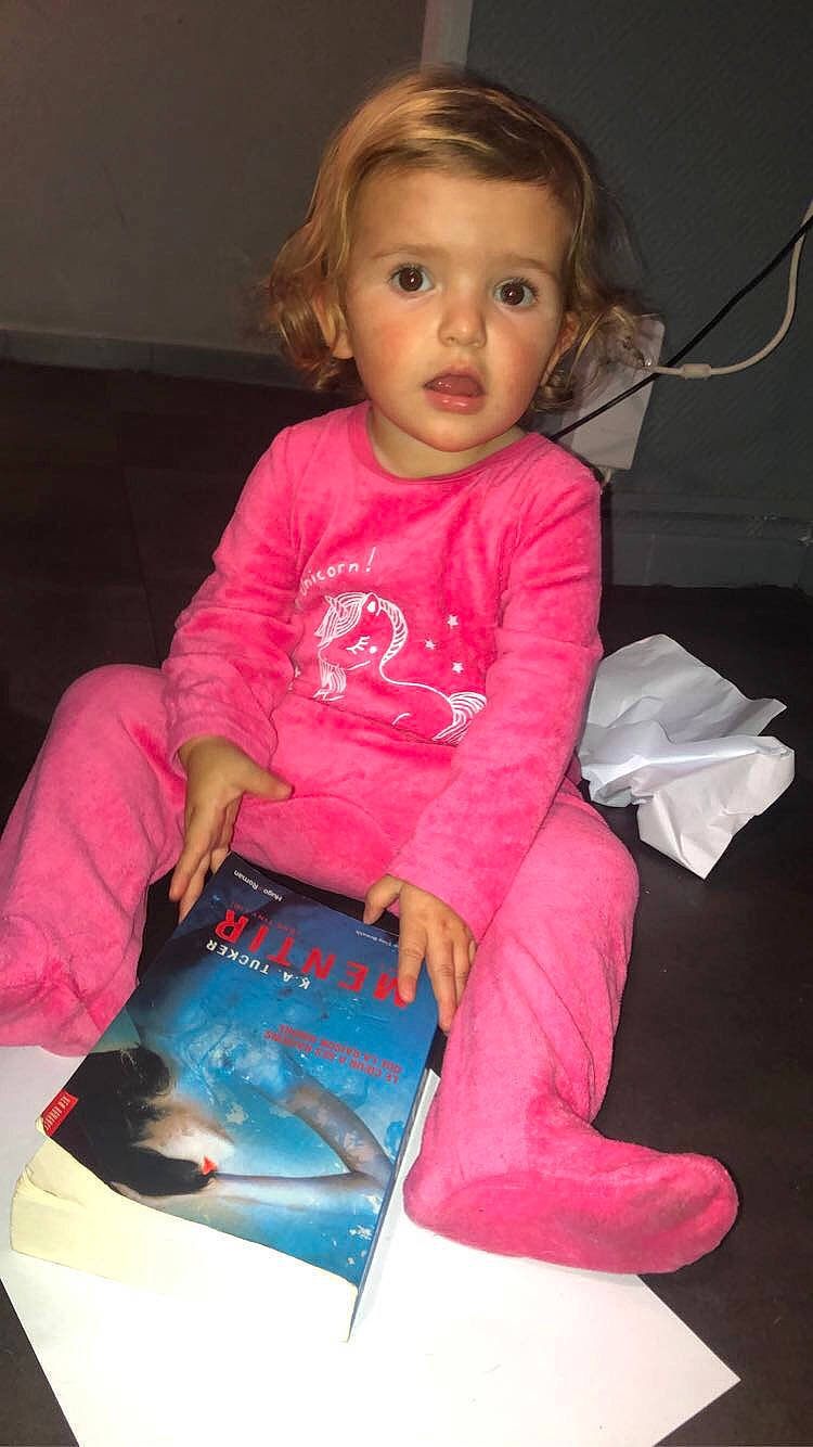 Enéa a rejoint le concours — aidez-le/la à gagner de superbes lots ! baby_toddler_clothing, cheek, child, eyelash, finger, fun, happy, iris, lip, magenta, mammal, person, pink, play, product, room, sitting, sleeve, surprise, t_shirt