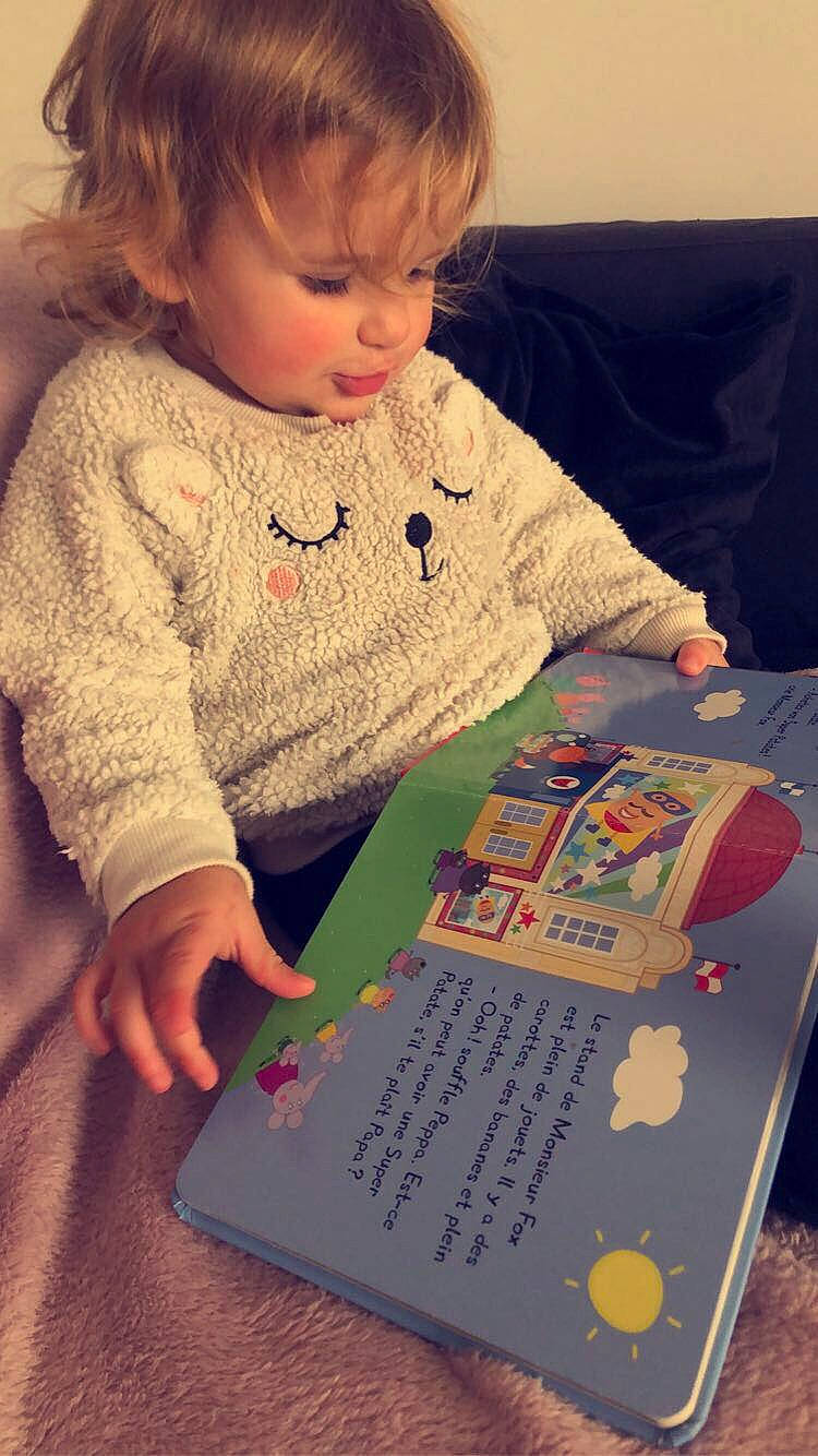 Enéa participe au concours pour gagner de l'argent avec cette photo : art, baby, baby_toddler_clothing, book, child, desk, finger, font, fun, hand, handwriting, head, iris, person, photograph, sharing, sleeve, snapshot, t_shirt, table